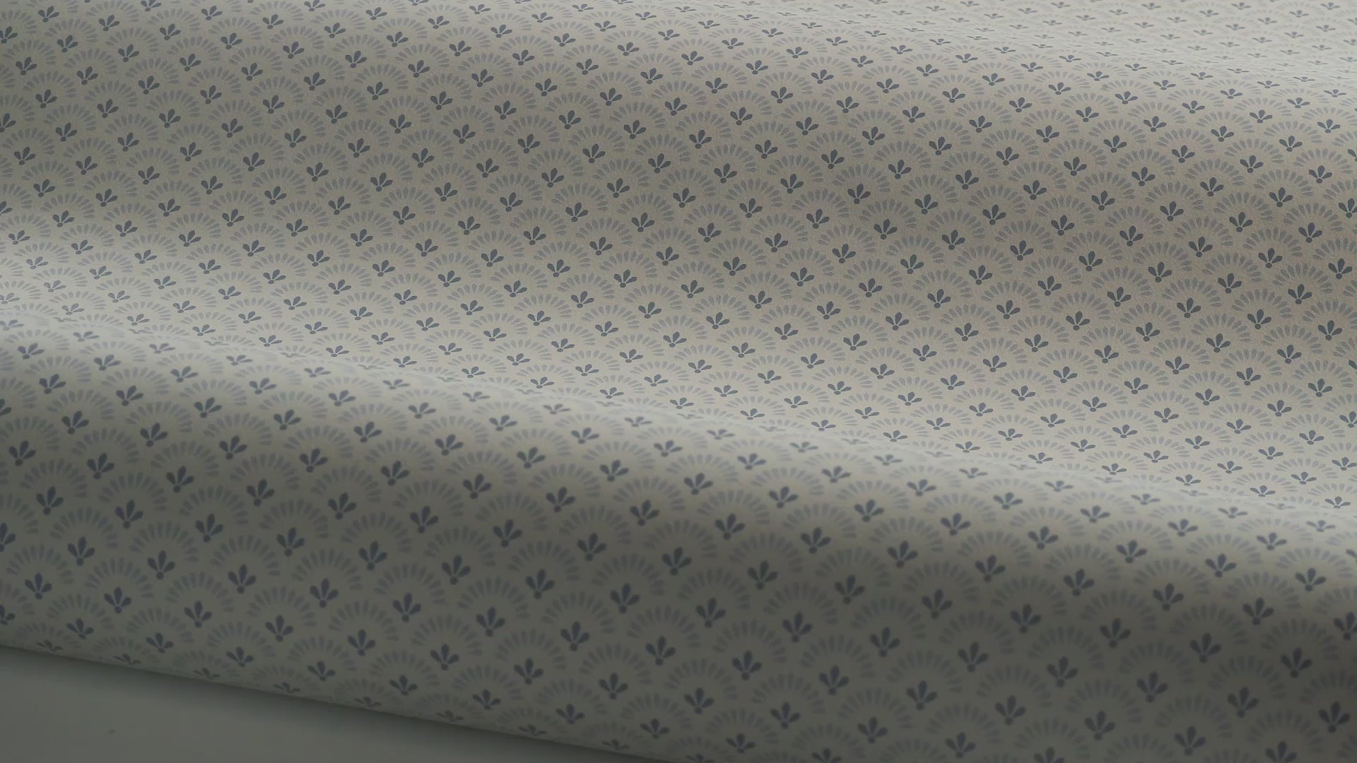 Geometrická tapeta s květinovým motivem DAISY šedá