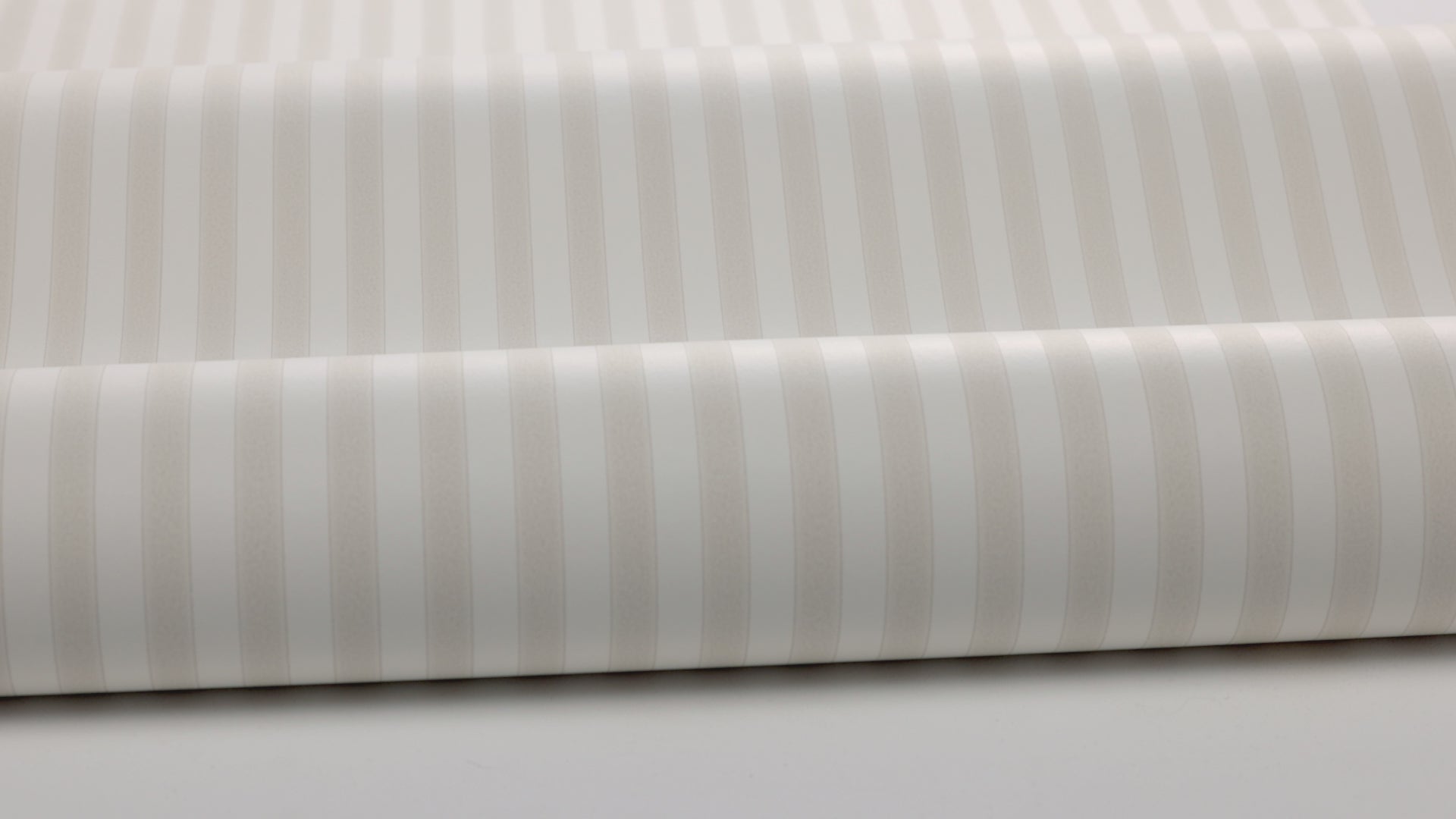 Tapeta s pruhy MÖLLE STRIPE béžová s bílou
