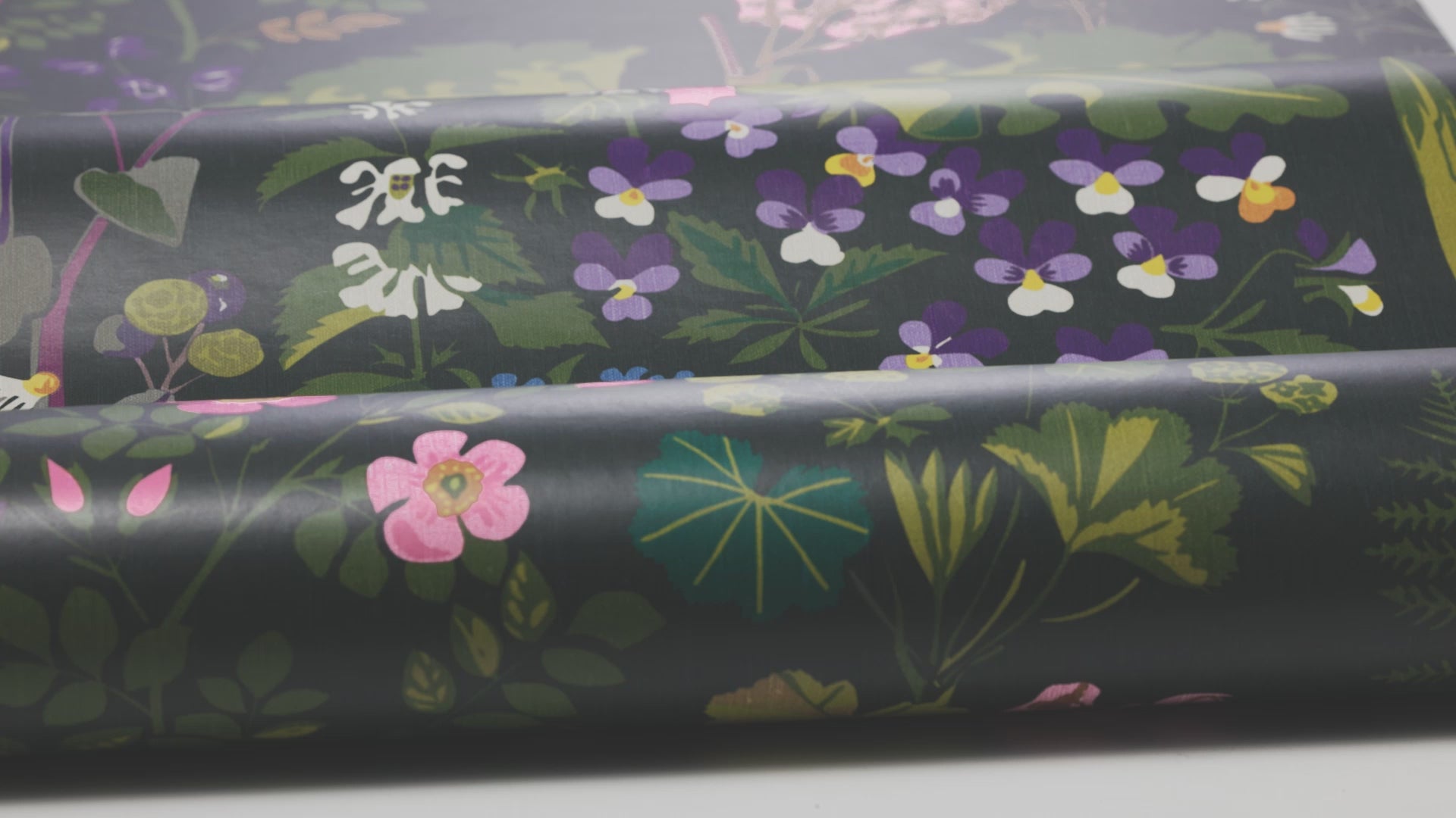 Wallpaper with a floral pattern GOCKEN JOBS RABARBER navy blue