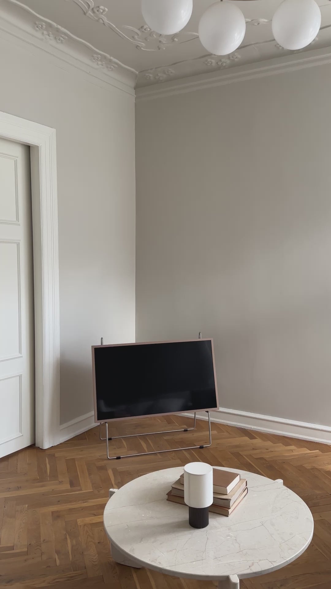 CARRY Silver TV Stand