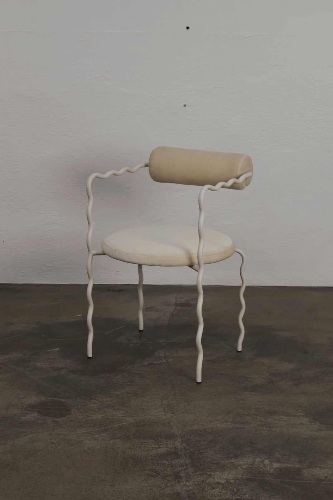 Krzesło z podłokietnikami SAGE VAGUE tapicerowane z metalową podstawą