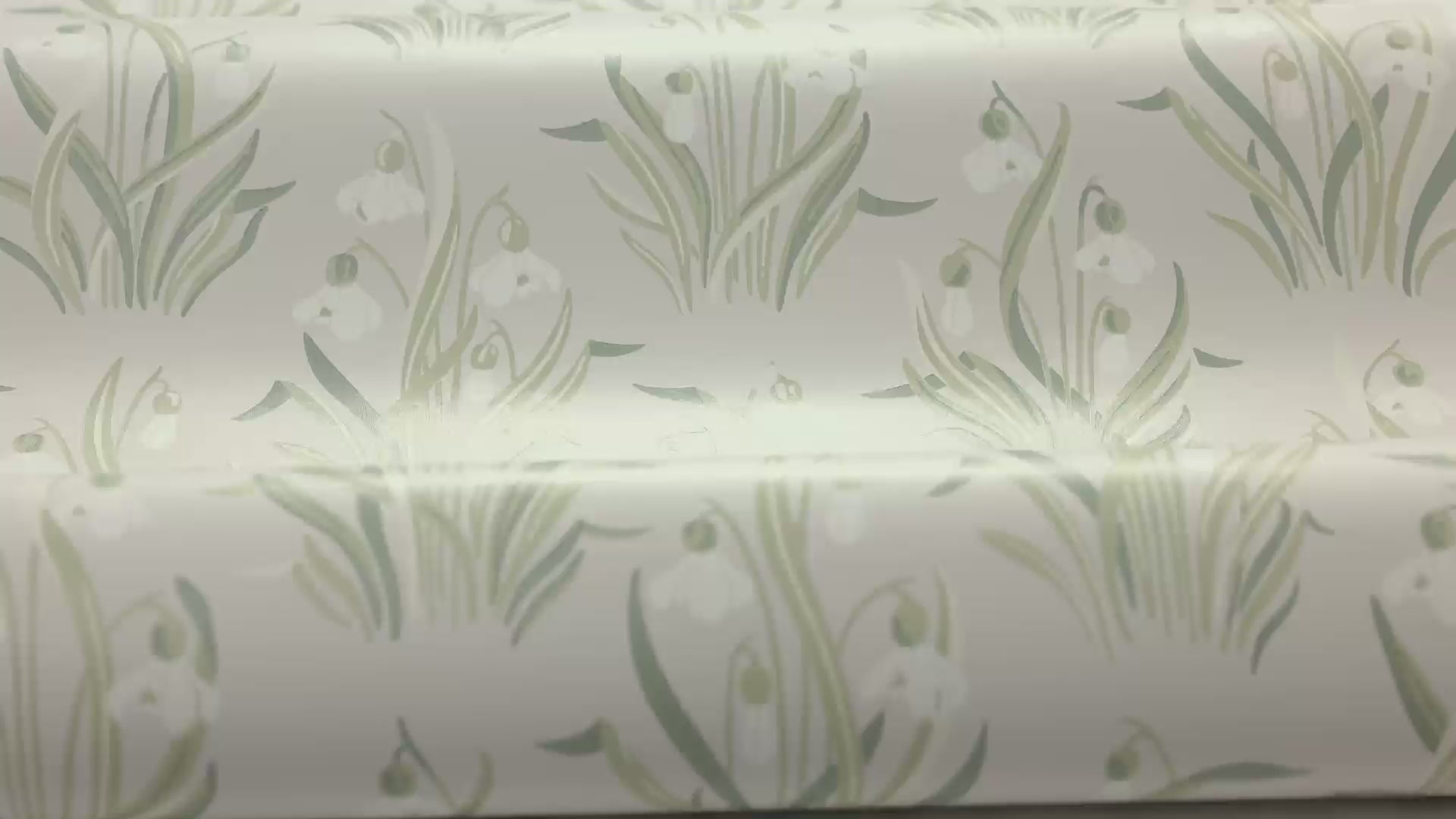 Tapeta s rostlinným motivem květin SNODROPPE béžová se zelenou