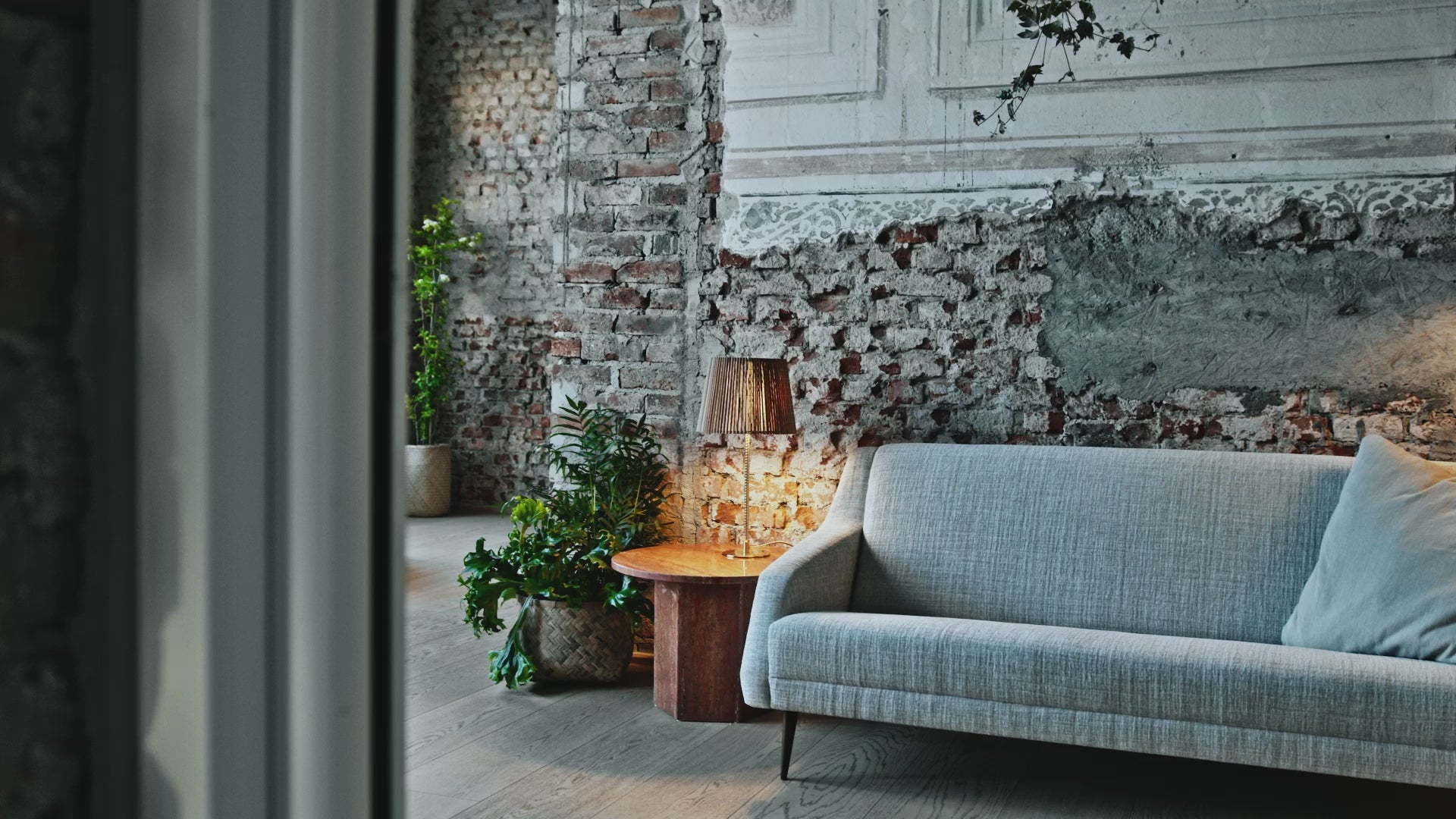 Stolní lampa 9205 s bambusovým stínidlem a zlatým podstavcem