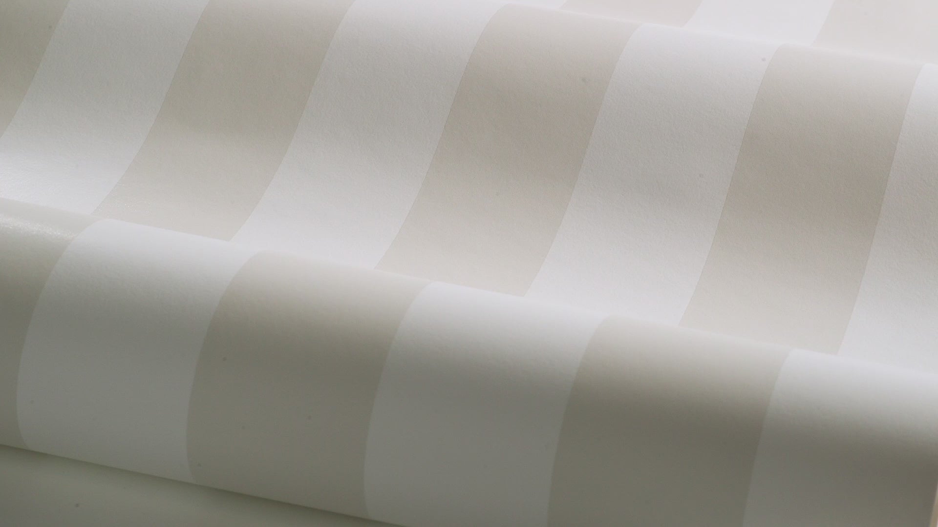 Papírová flizelinová tapeta s pruhy FALSTERBO STRIPE bílá s béžovou