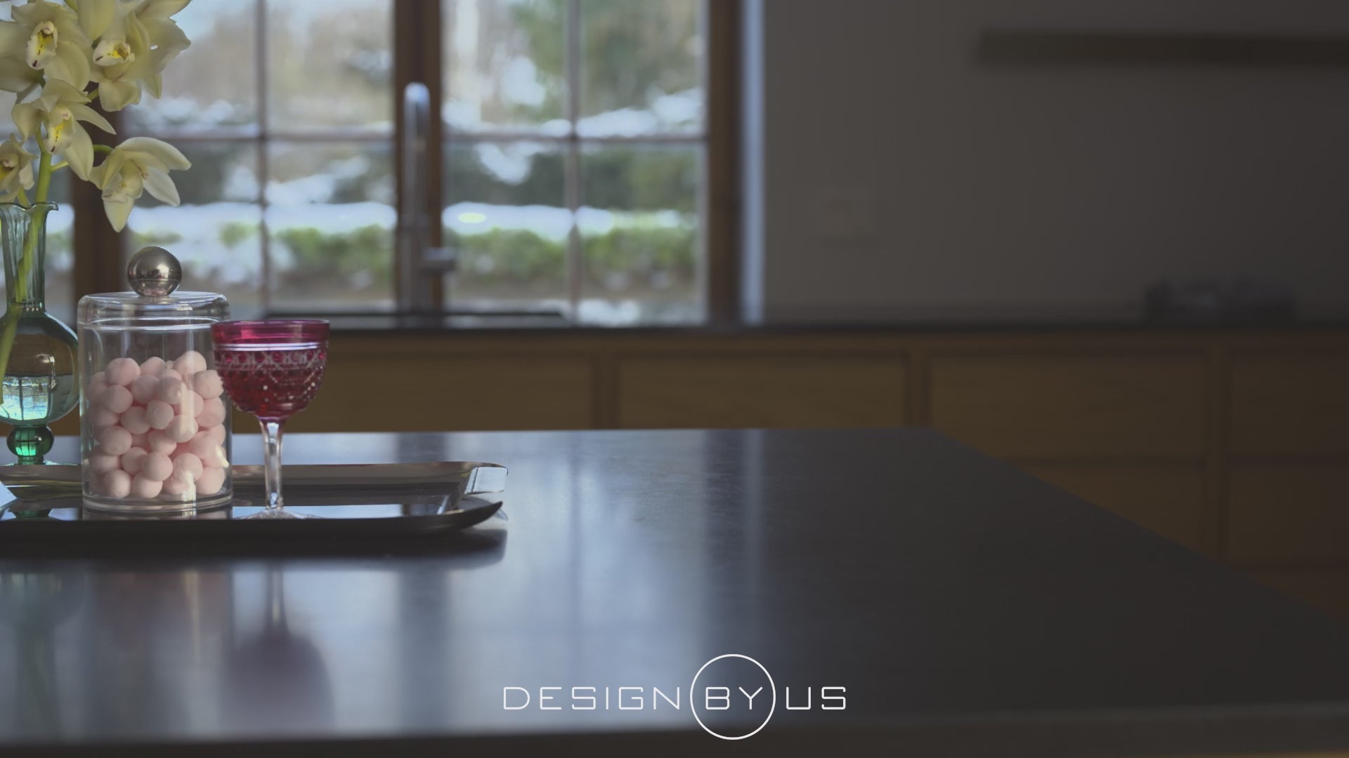 Přenosná lampa TRIP burgundová mramor s mléčně bílým sklem