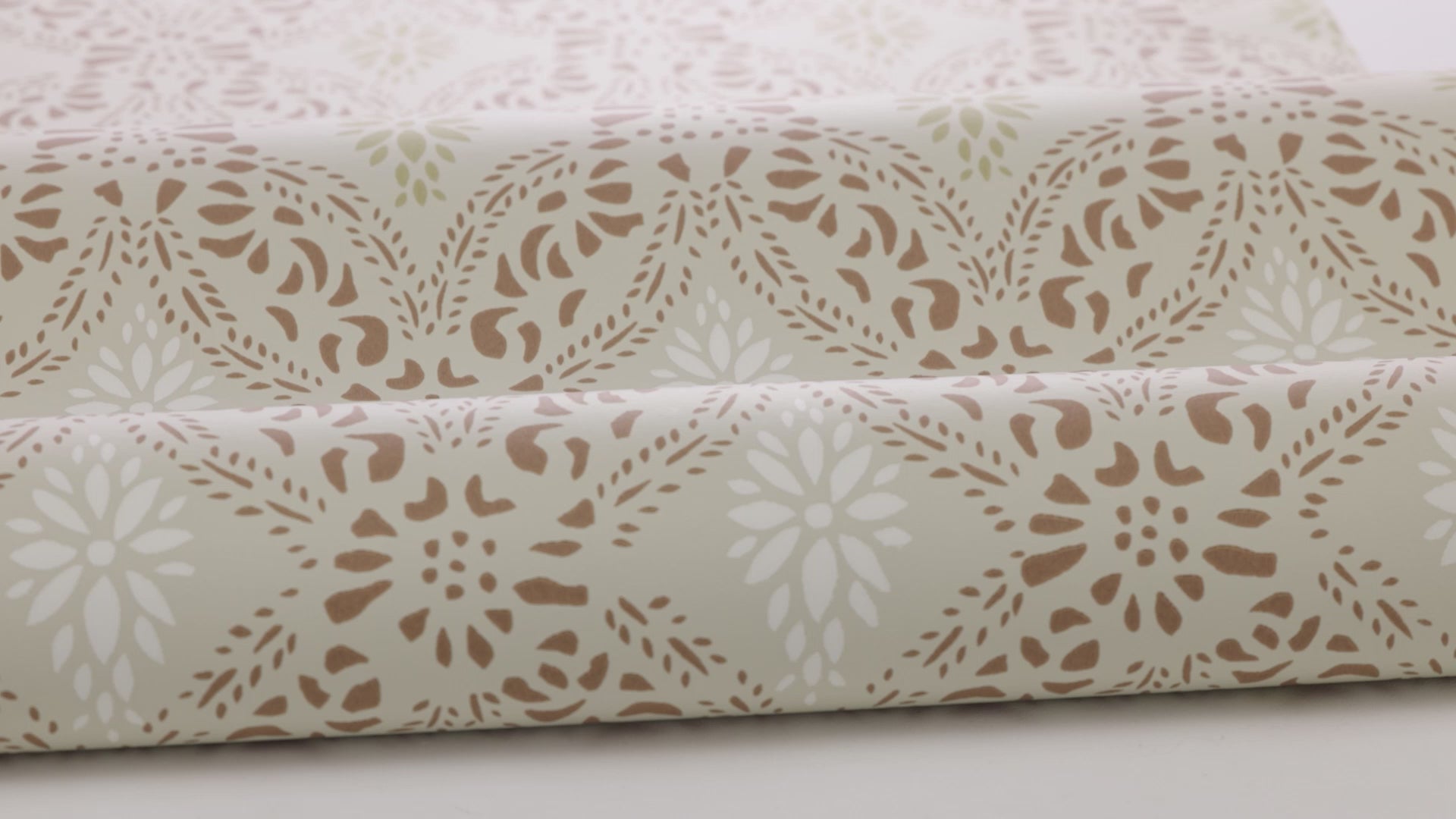 Papírová flizelinová tapeta s geometrickým vzorem KVARNHOLMEN béžová s terakotou