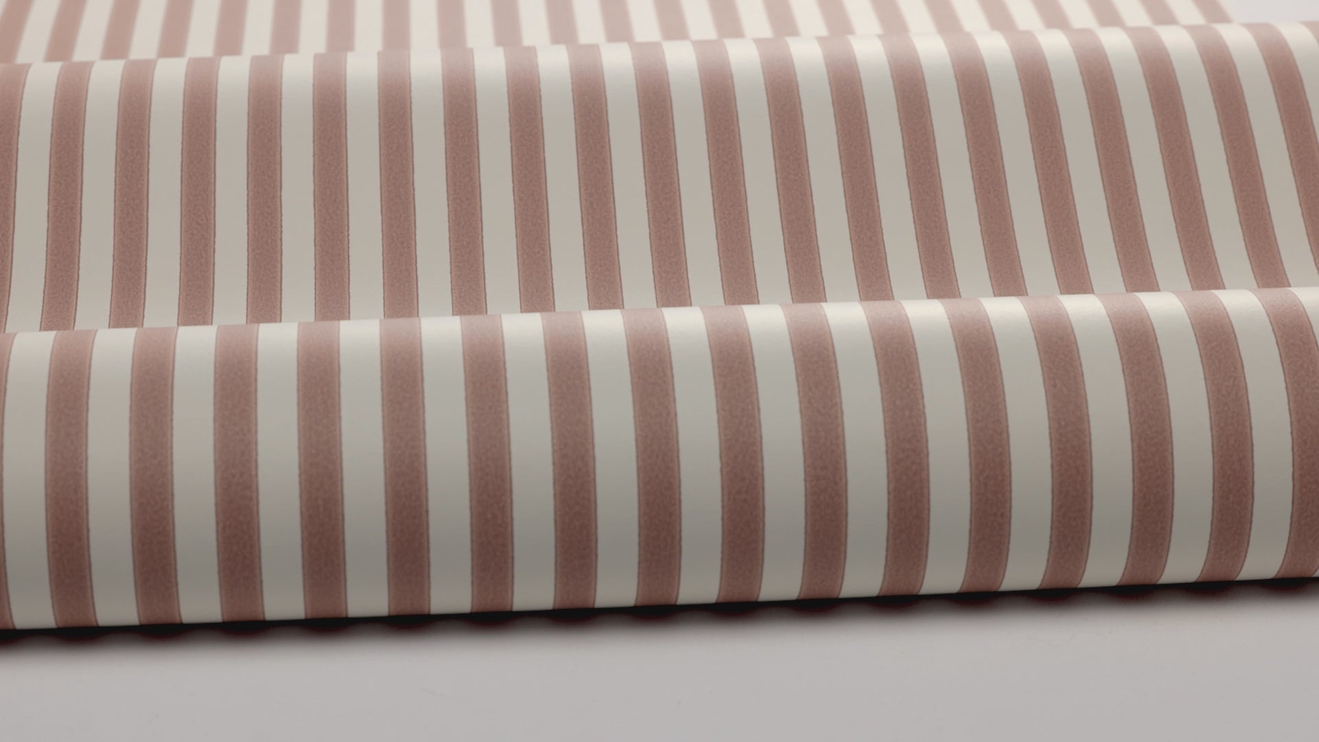 Tapeta s pruhovaným vzorem MÖLLE STRIPE červená s béžovou