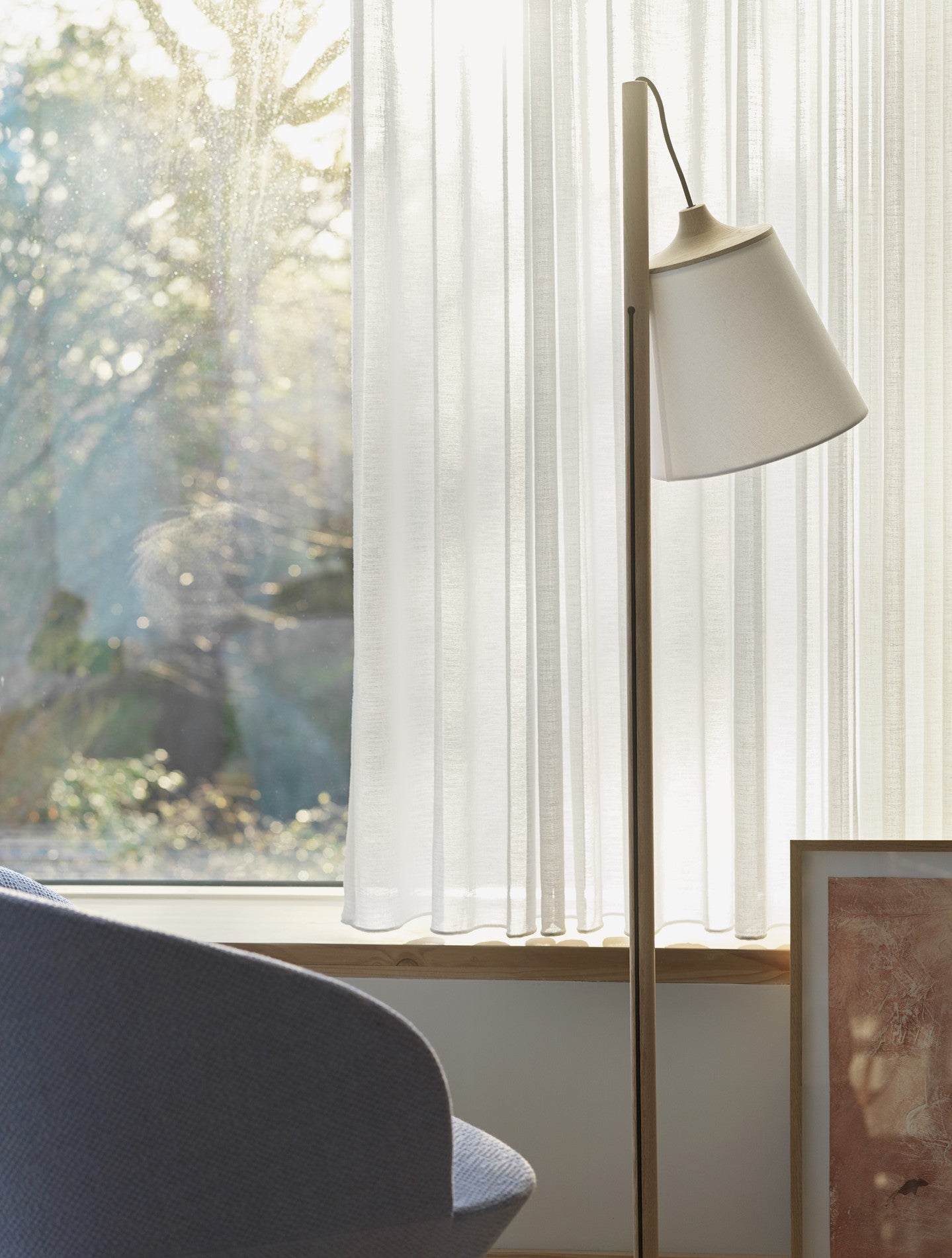 Stojací lampa PULL bílá s dubovým podstavcem