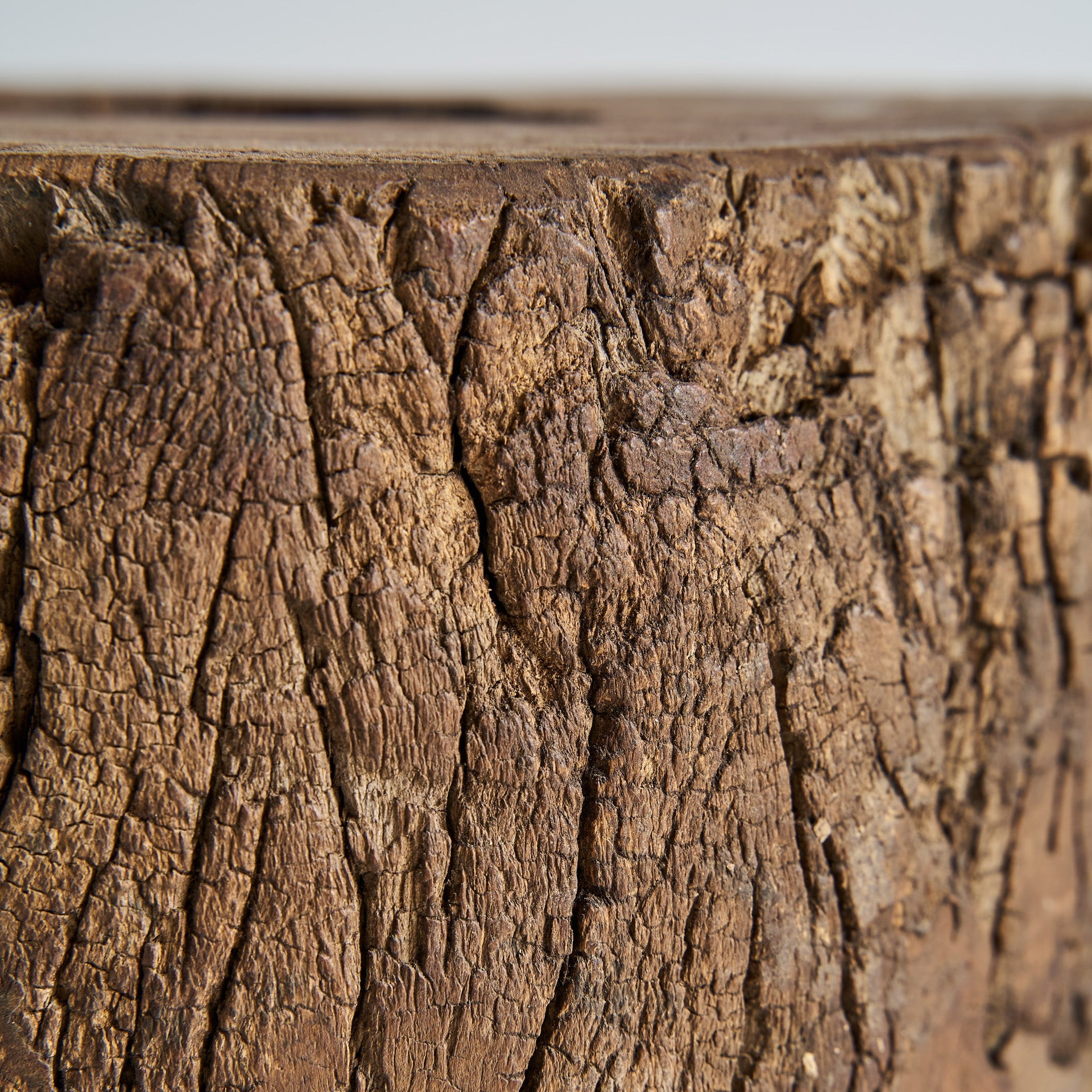 Boční stolek KRAJ z patinovaného mangového dřeva