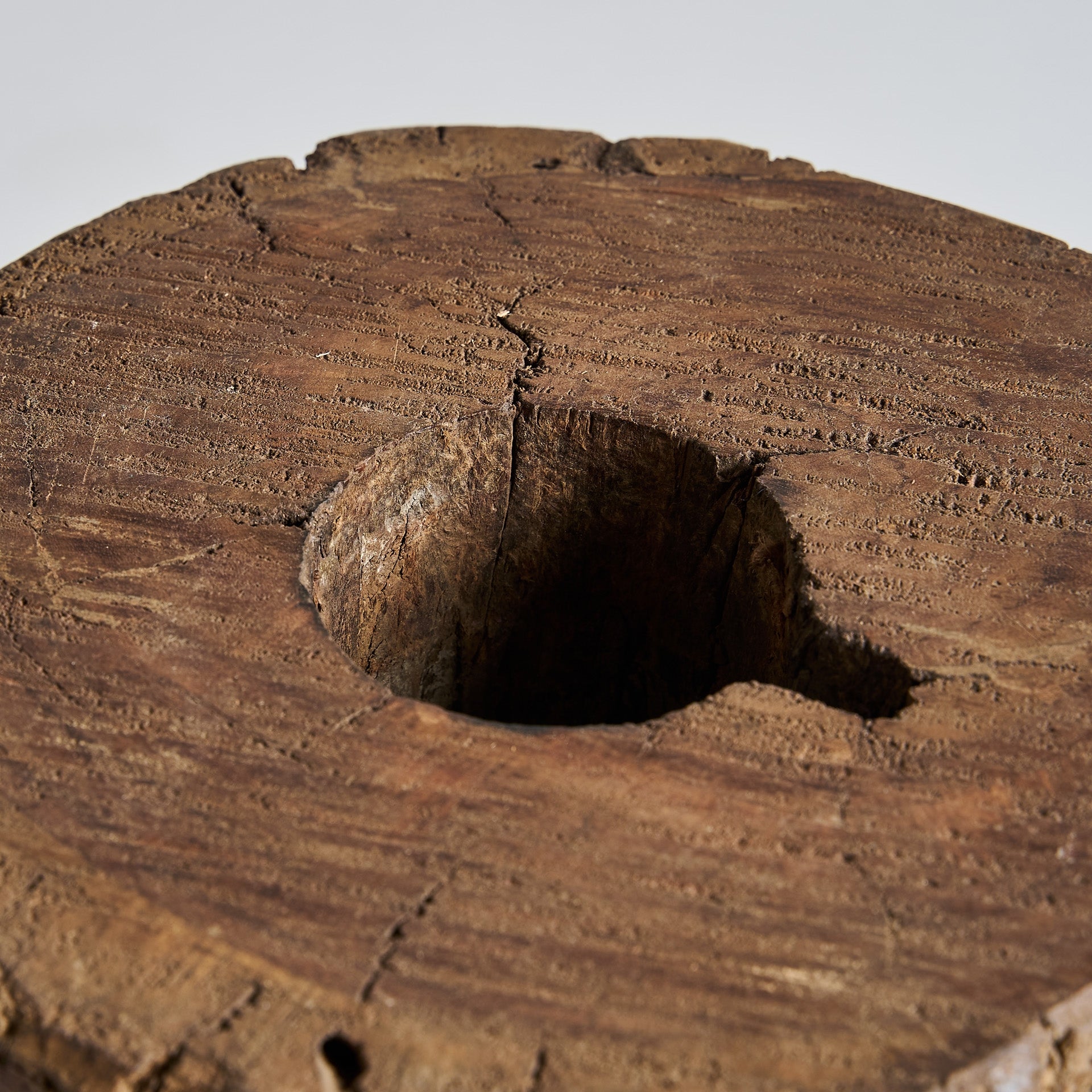 Boční stolek KRAJ z patinovaného mangového dřeva