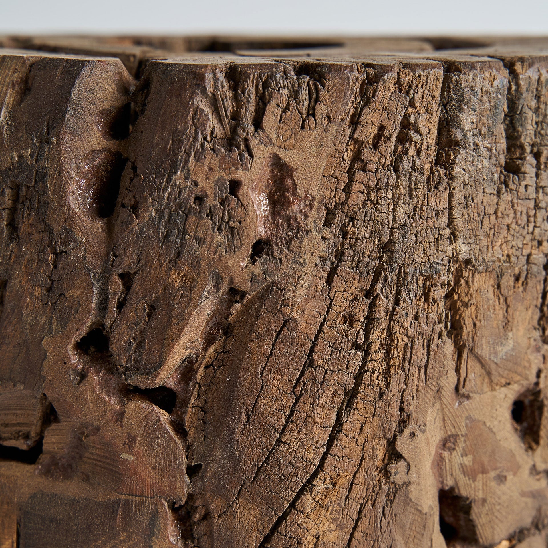 Boční stolek KRAJ z patinovaného mangového dřeva