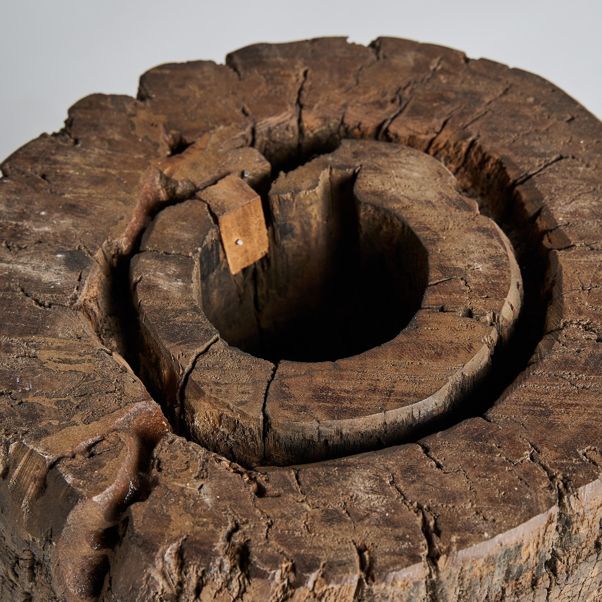 Boční stolek KRAJ z patinovaného mangového dřeva