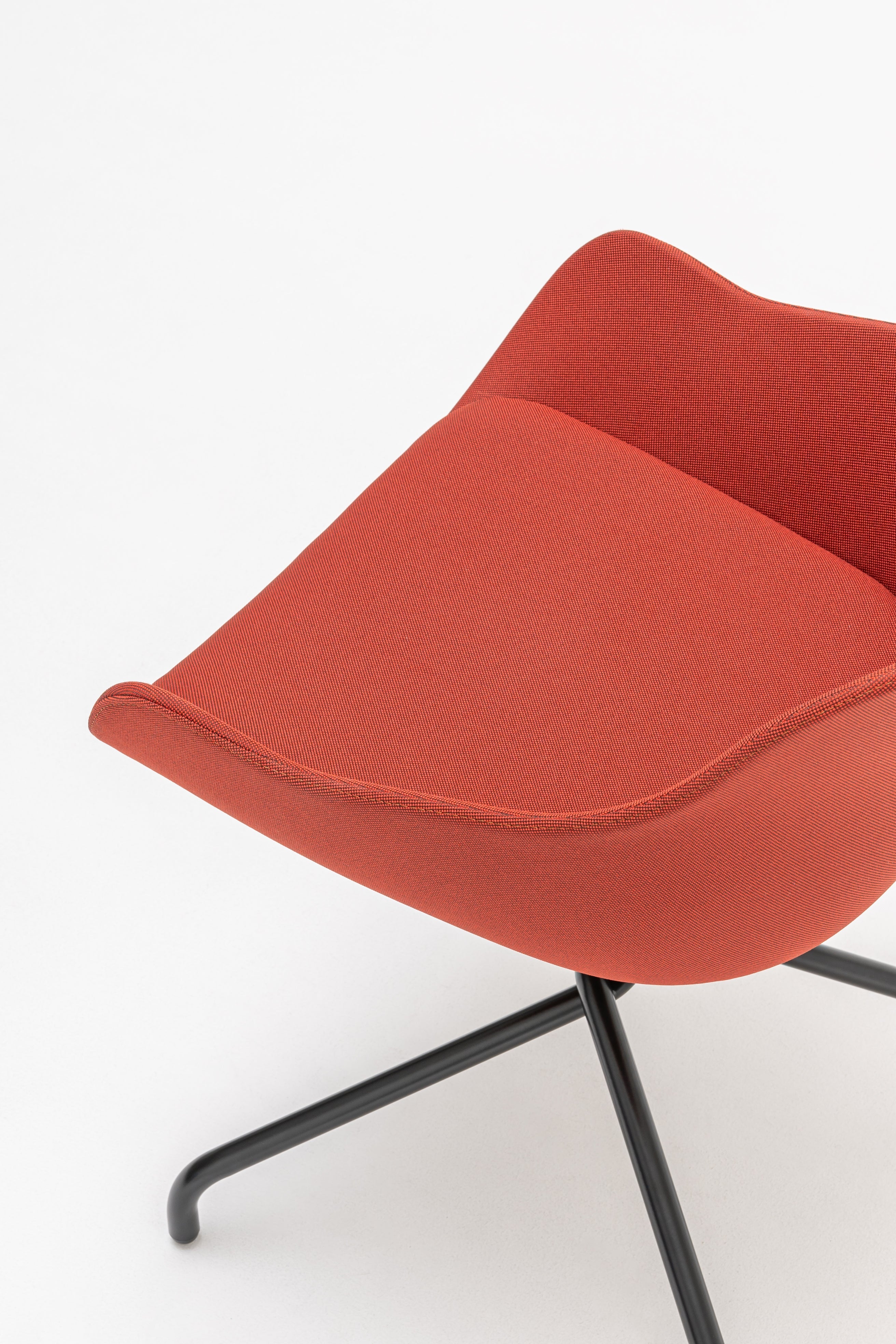 Otáčecí křeslo BALTIC CLASSIC s kovovou základnou