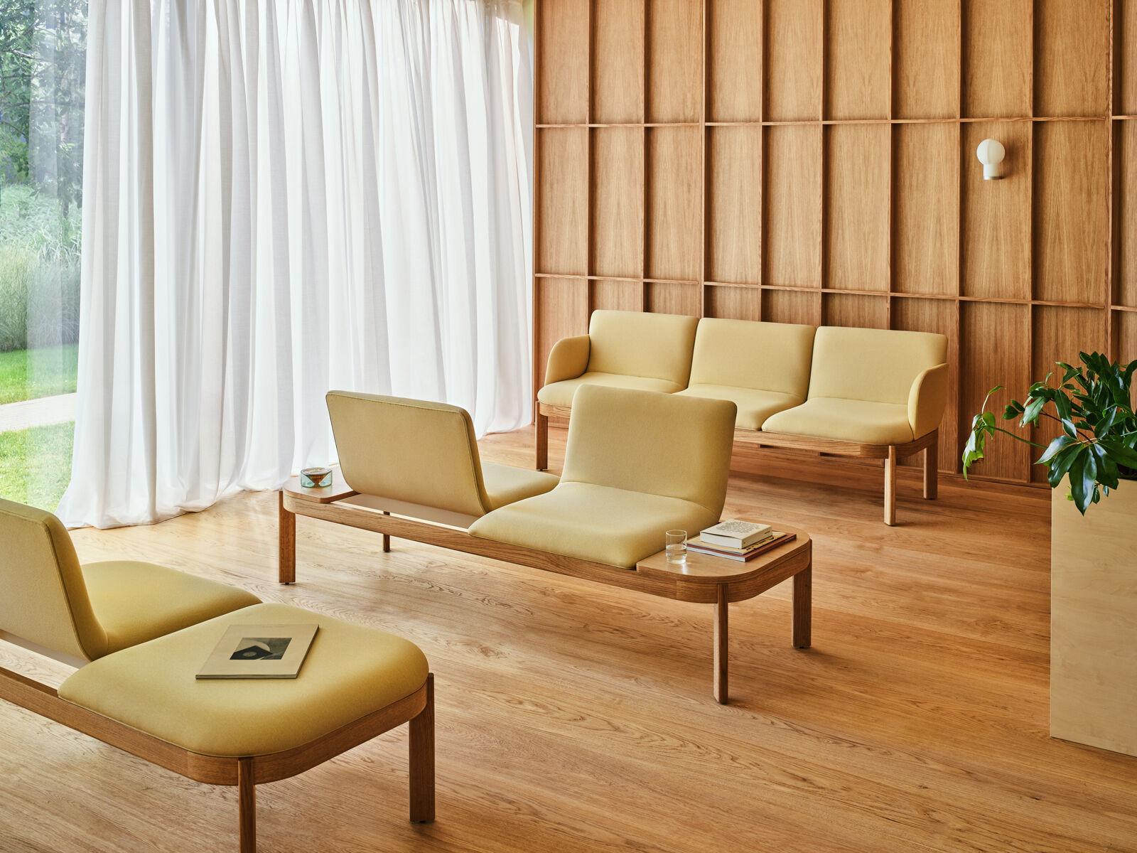 Pohovka čalouněná RAMP s dřevěnou základnou