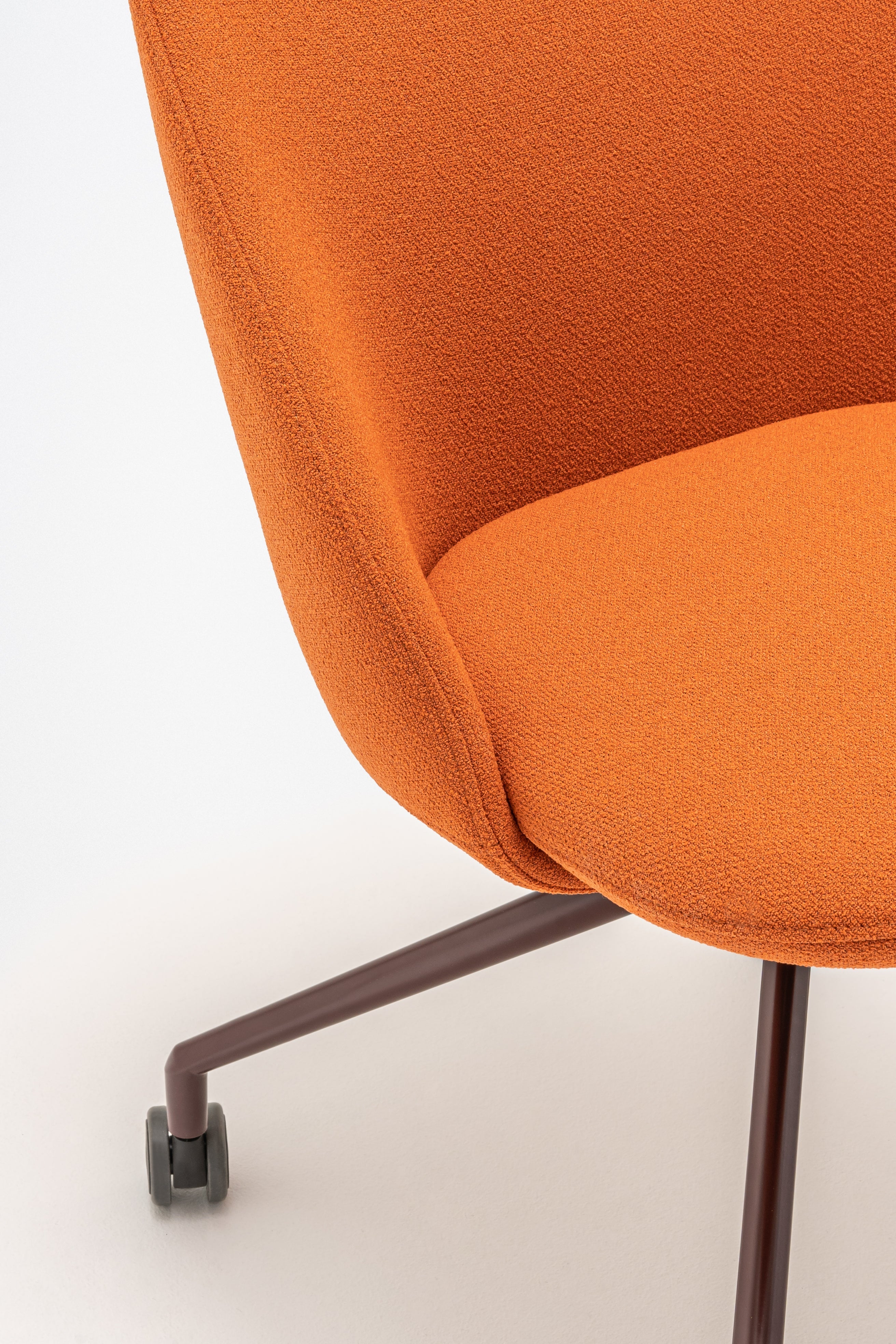 Otáčecí křeslo s nízkým opěradlem PARALEL, kovová základna s kolečky na měkký povrch