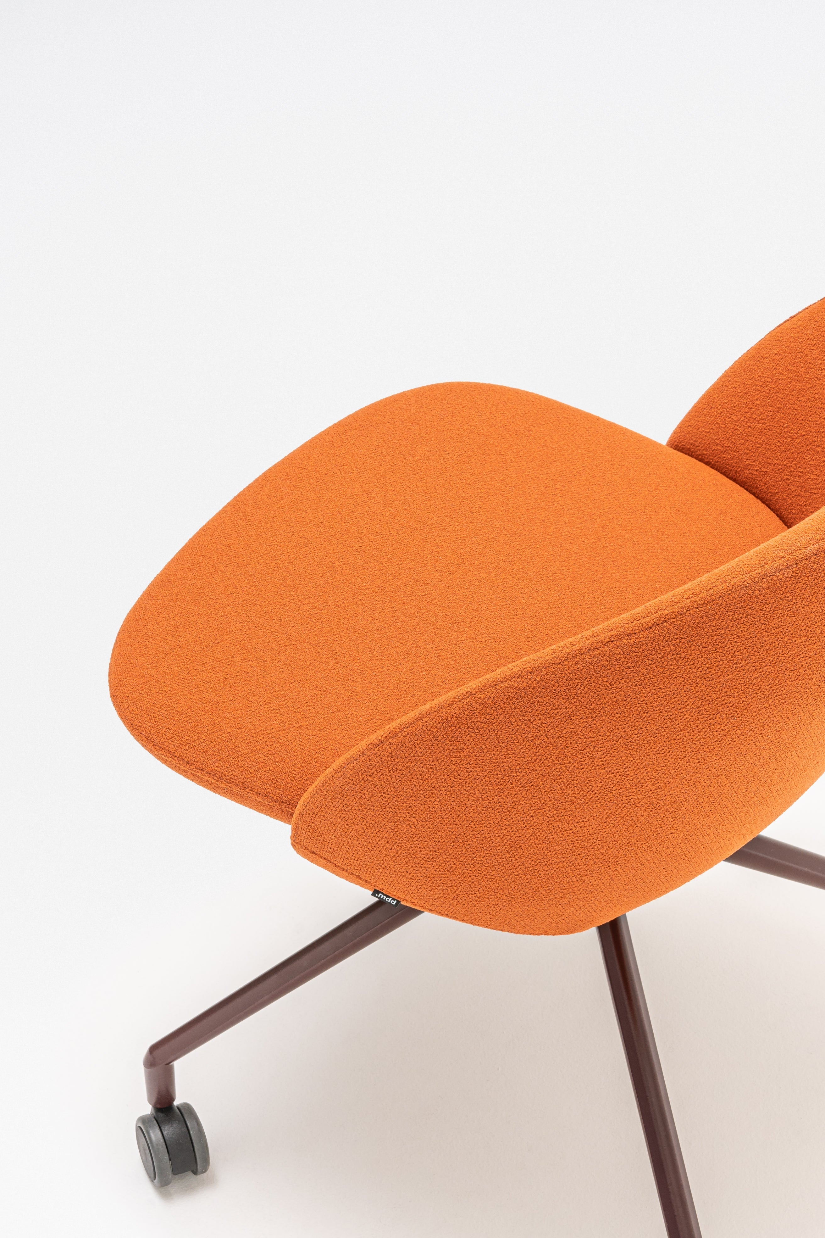 Otáčecí křeslo s nízkým opěradlem PARALEL, kovová základna s kolečky na měkký povrch