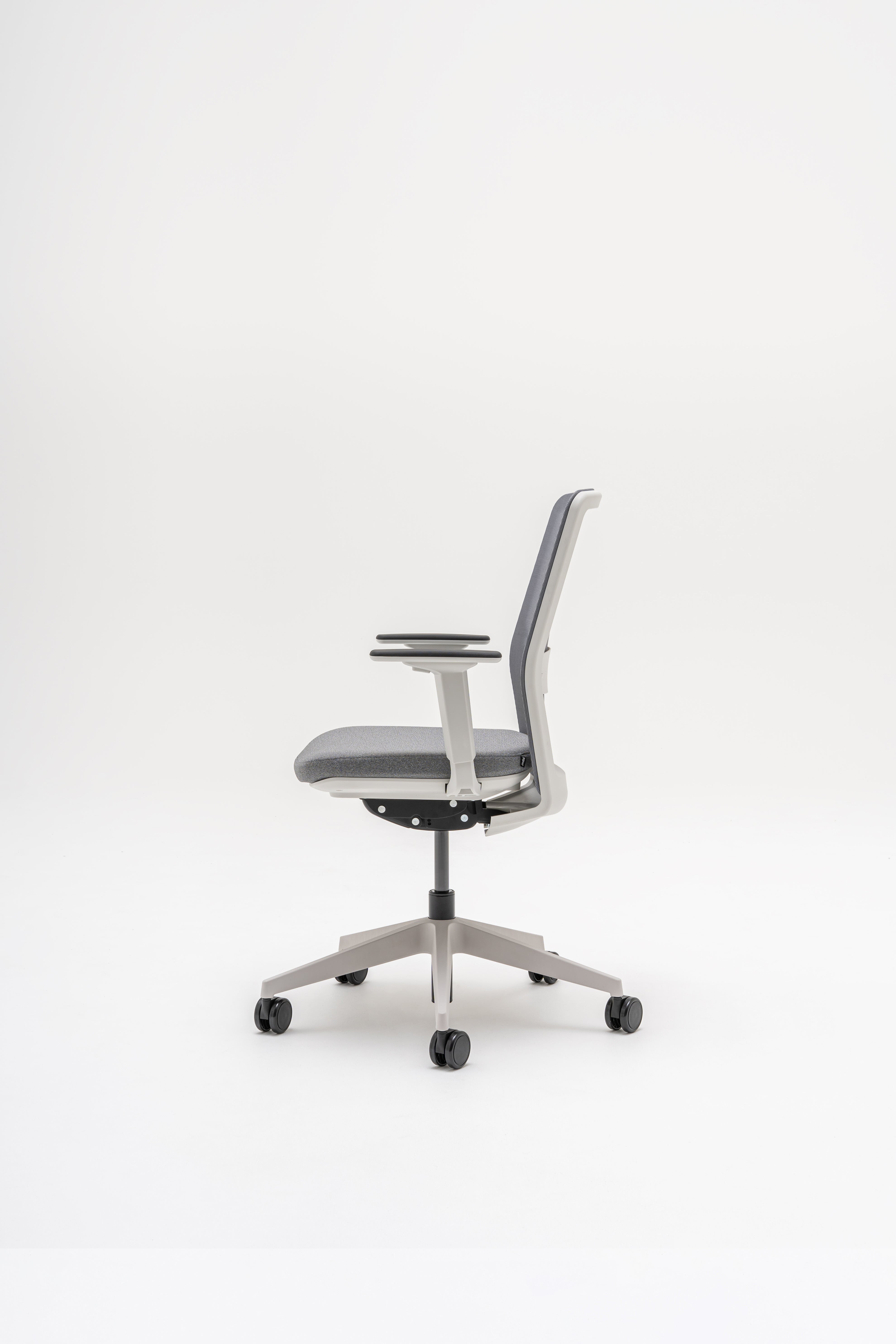 Armchair with an openwork EVO backrest adjustable base with wheels to the hard surface