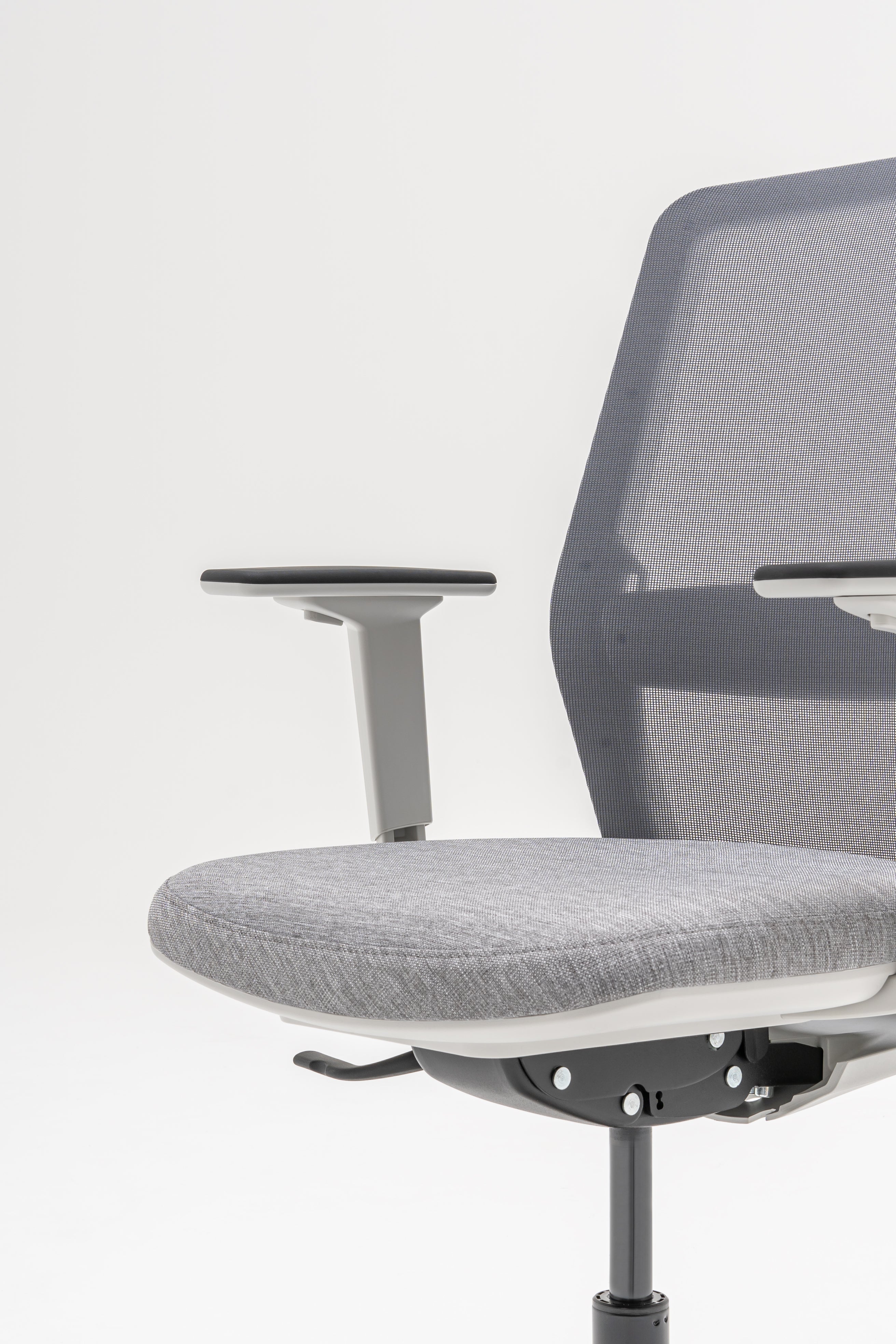 Armchair with an openwork EVO backrest adjustable base with wheels to the hard surface
