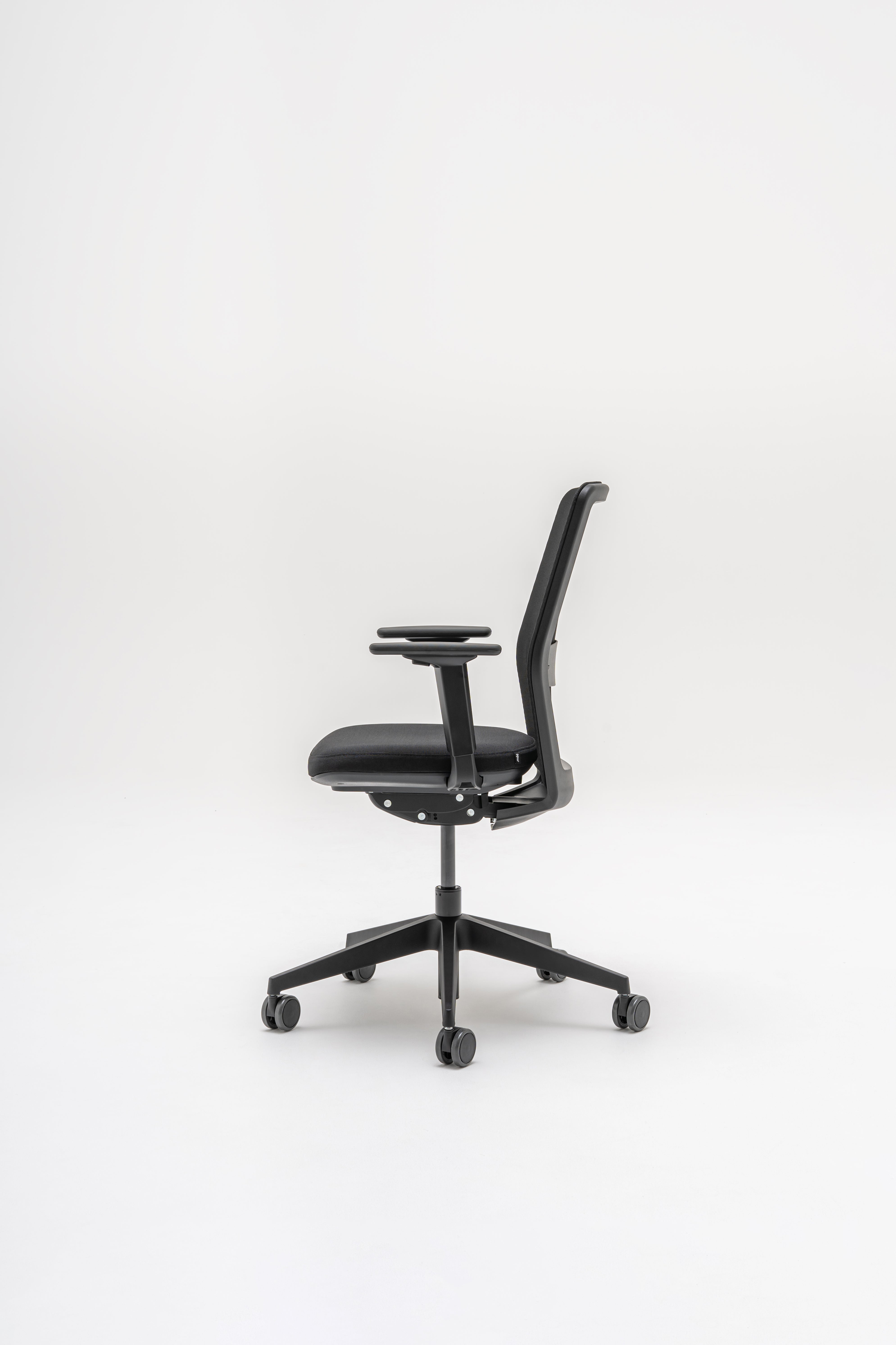 Armchair with an openwork EVO backrest adjustable base with wheels to the hard surface