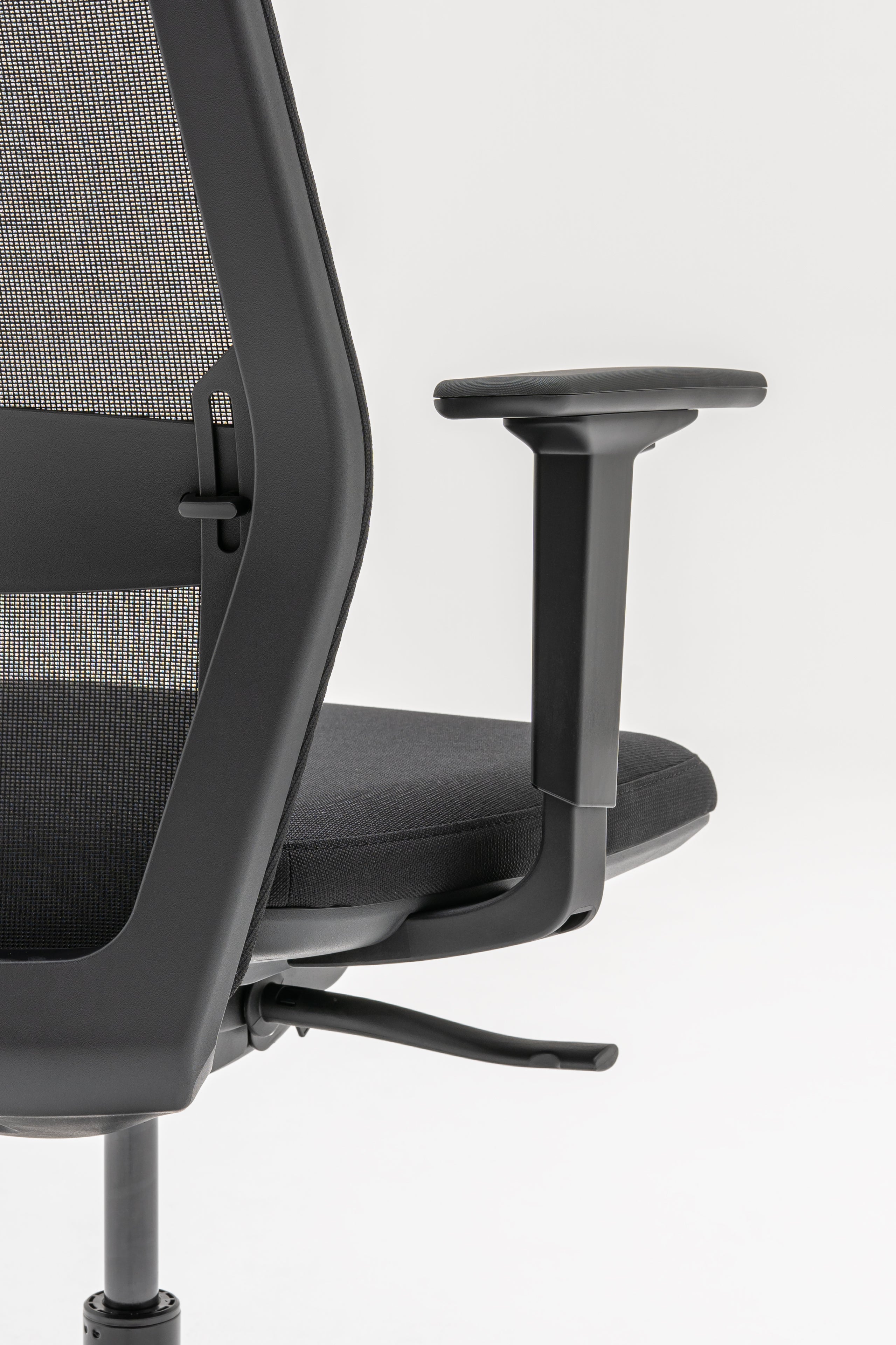 Armchair with an openwork EVO backrest adjustable base with wheels to the hard surface