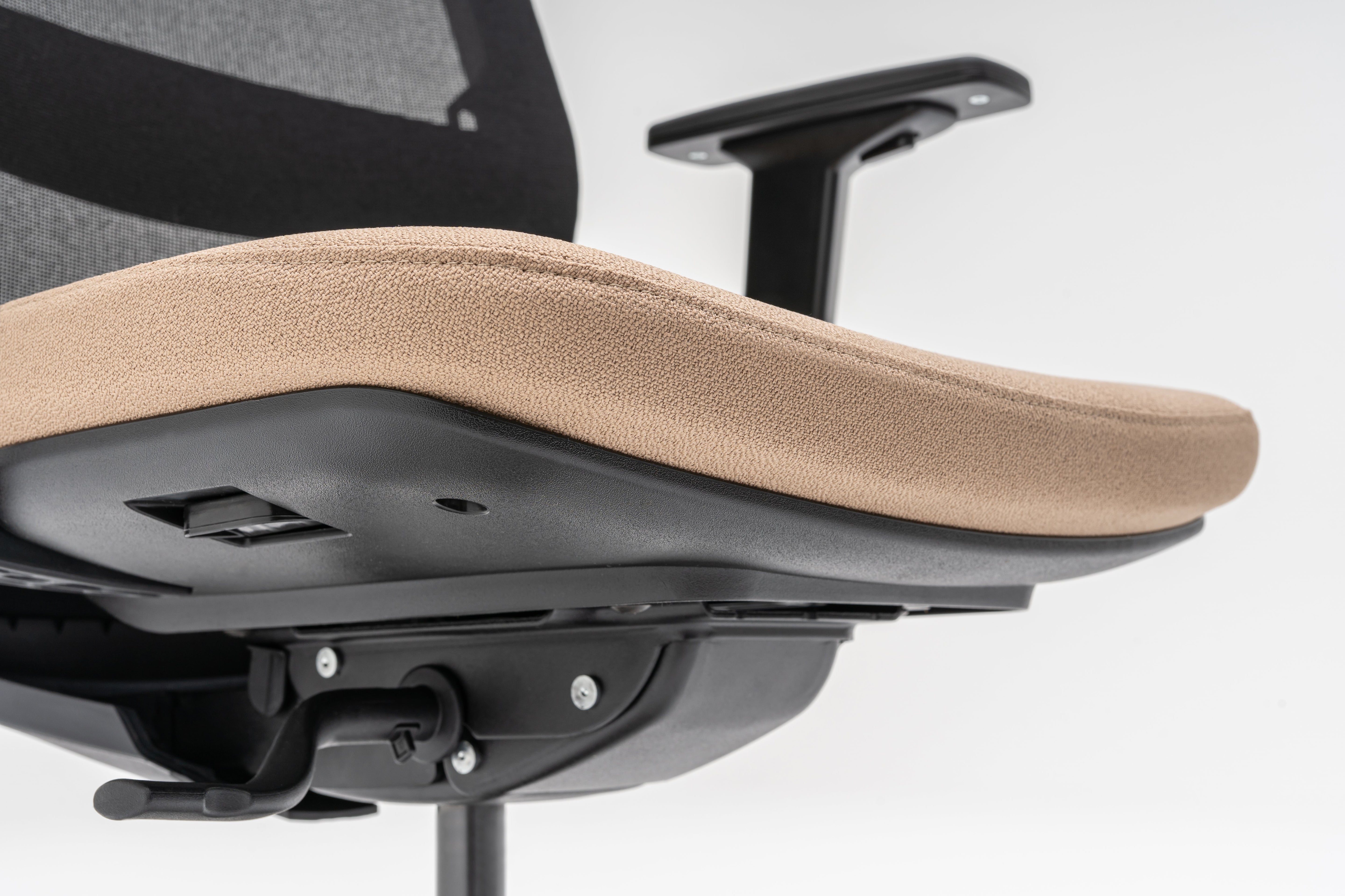 Křeslo s proplétaným opěradlem EVO s nastavitelným podstavcem na kolečkách pro měkké povrchy