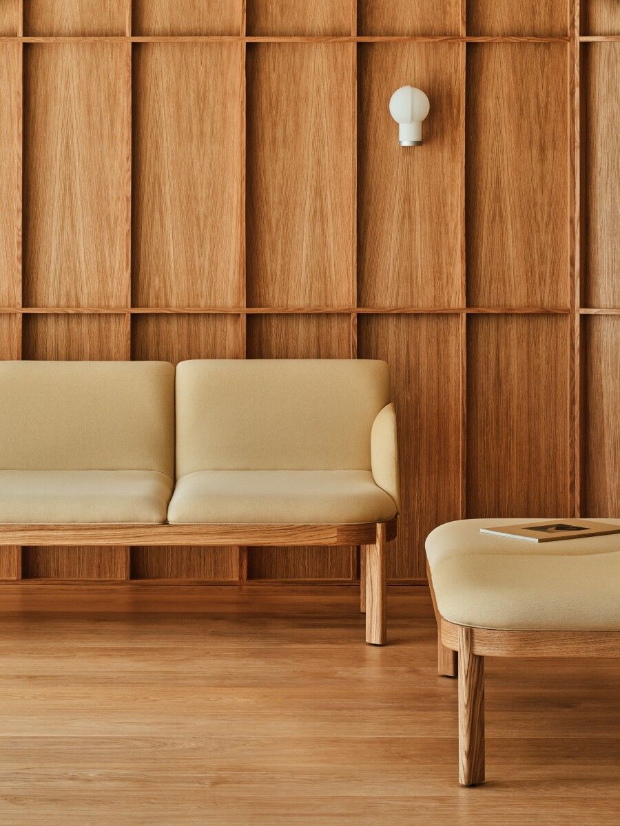 Pohovka čalouněná RAMP s dřevěnou základnou