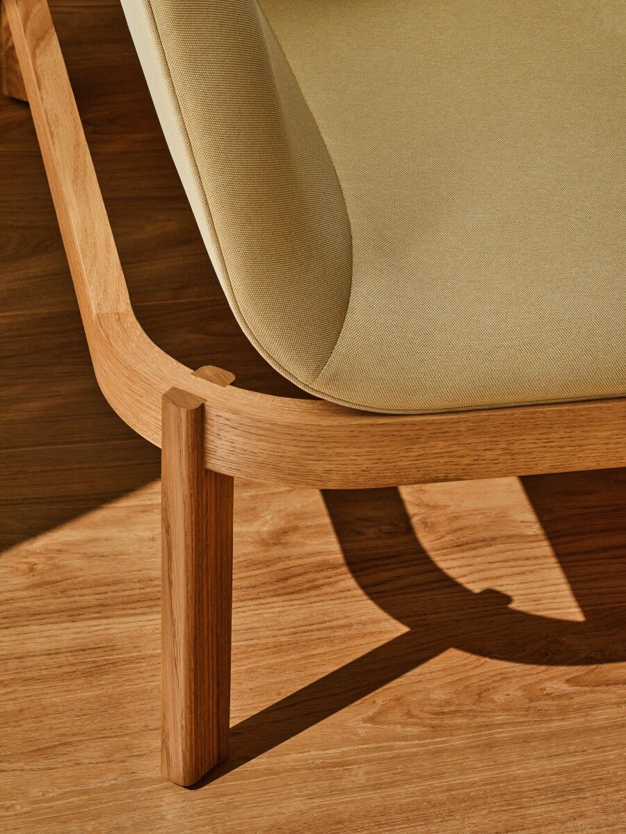 Pohovka čalouněná RAMP s dřevěnou základnou