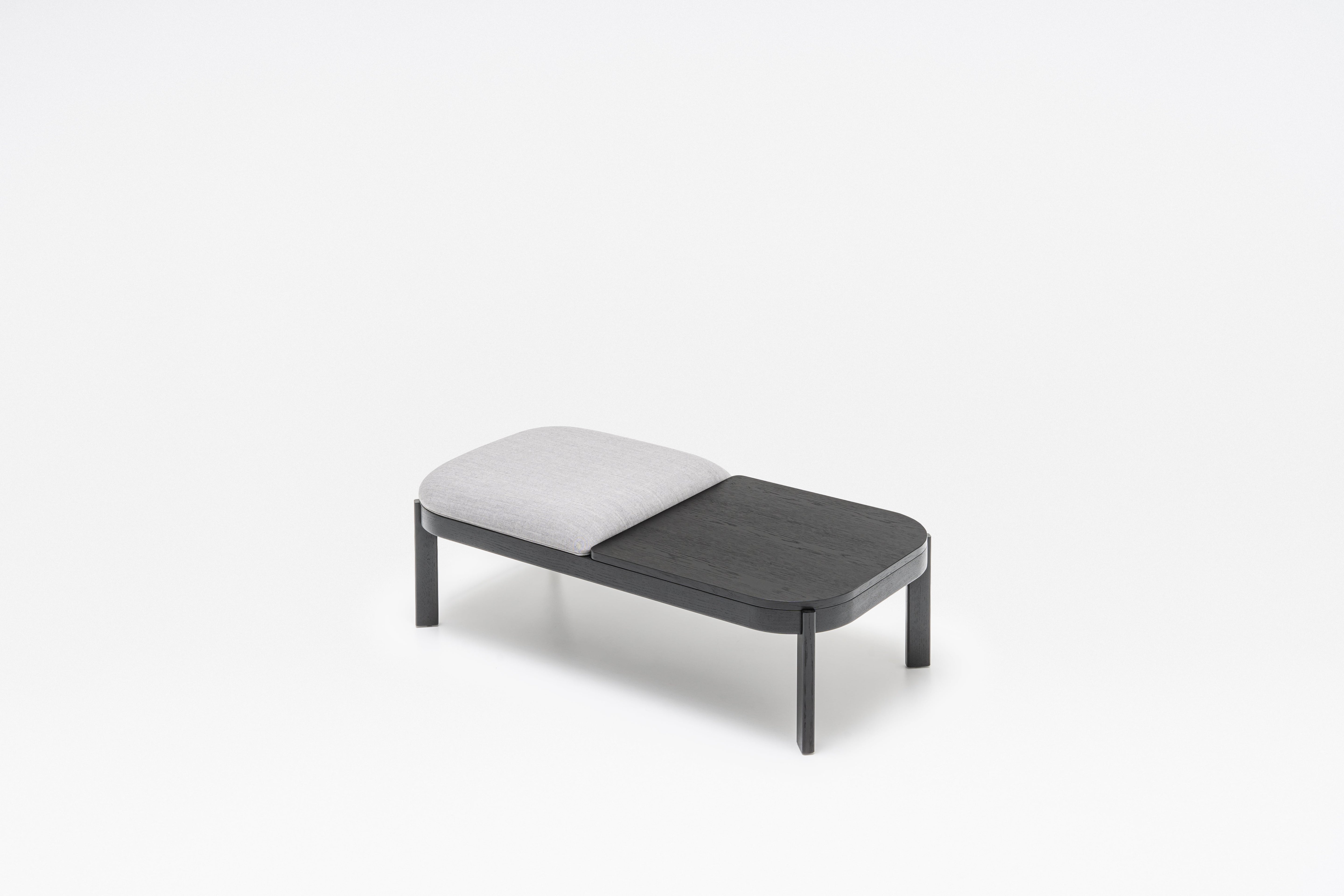 Čalouněná lavice RAMP s dřevěnou základnou