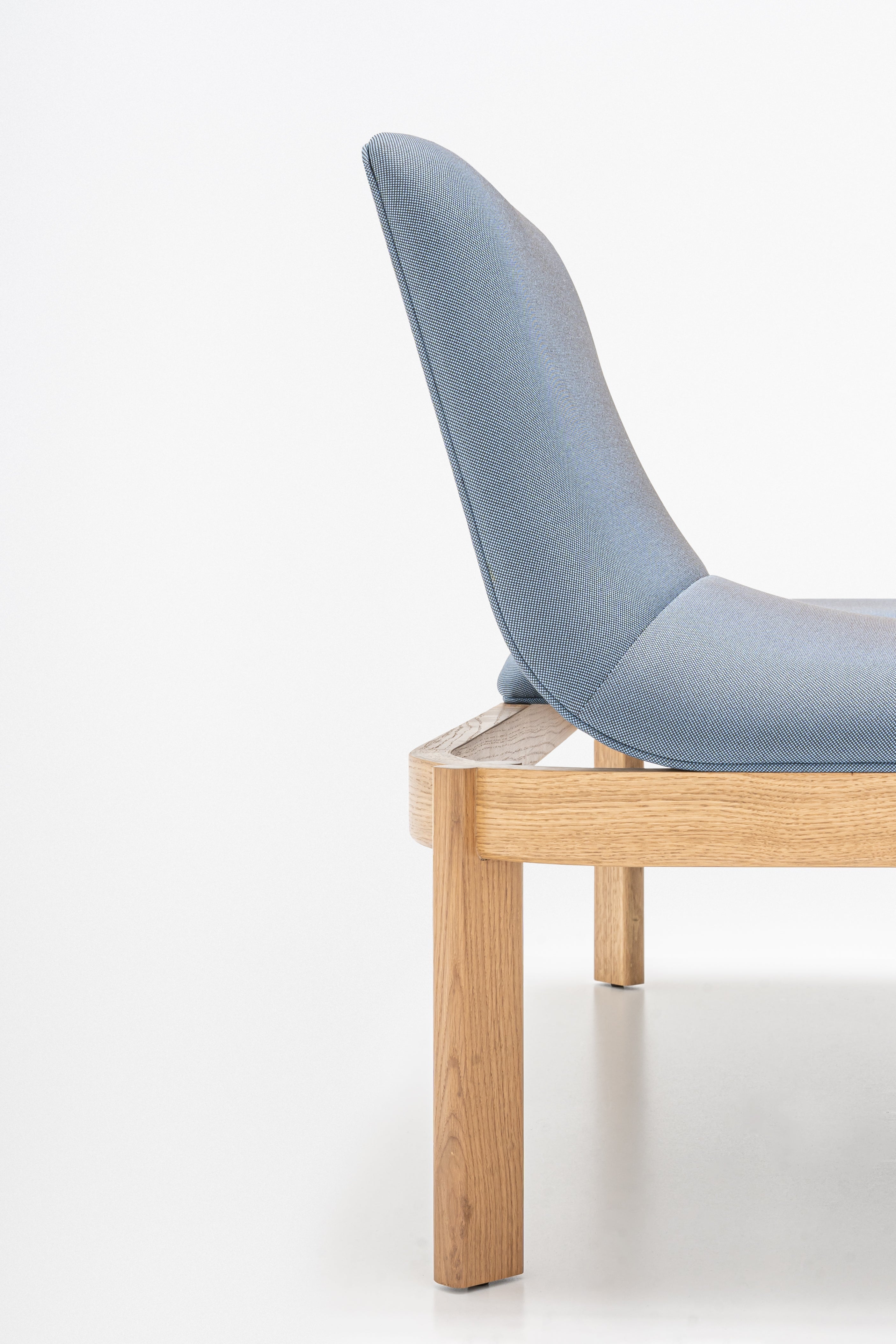 Čalouněná lavice s opěradlem RAMP dřevěná základna