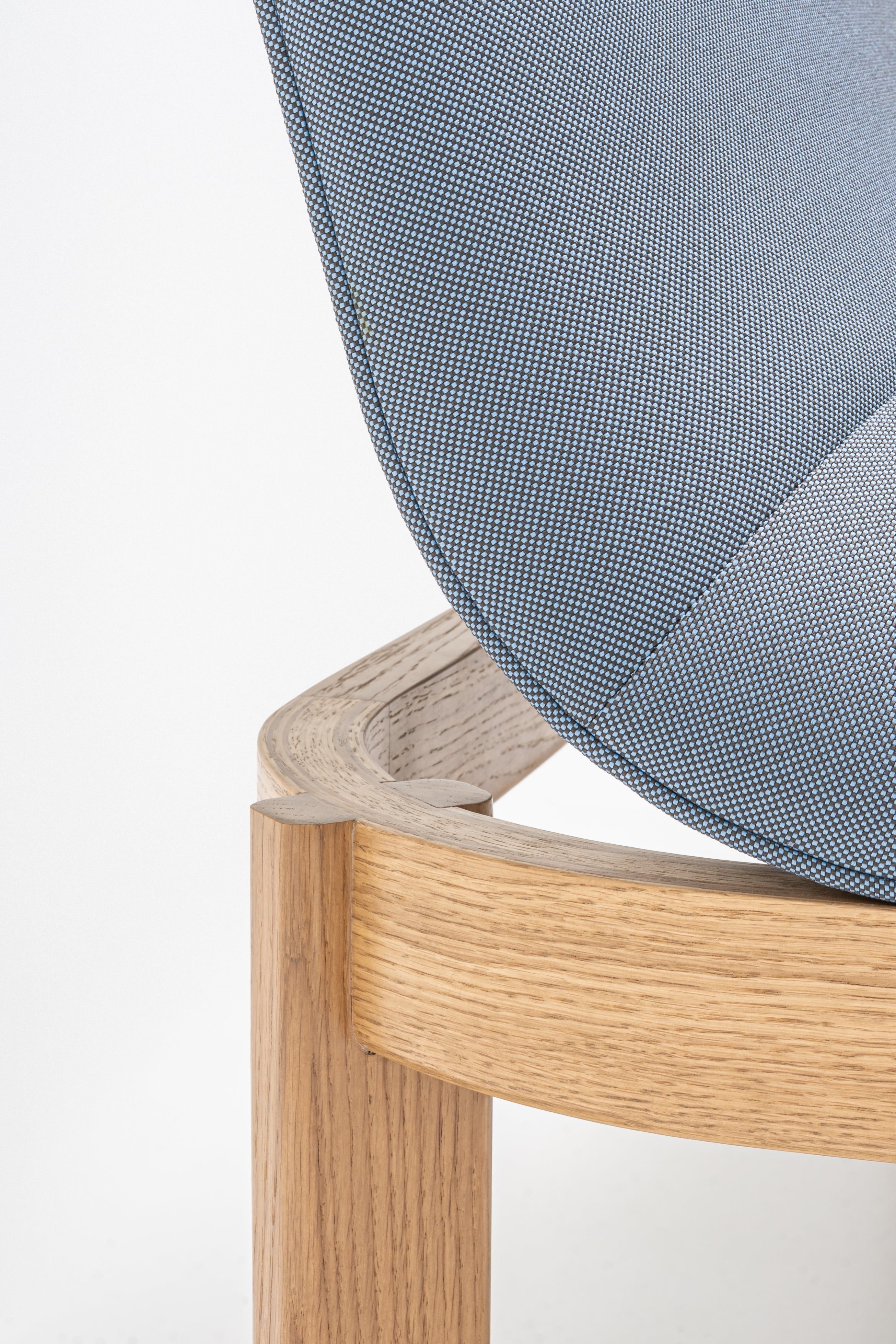 Čalouněná lavice s opěradlem RAMP dřevěná základna