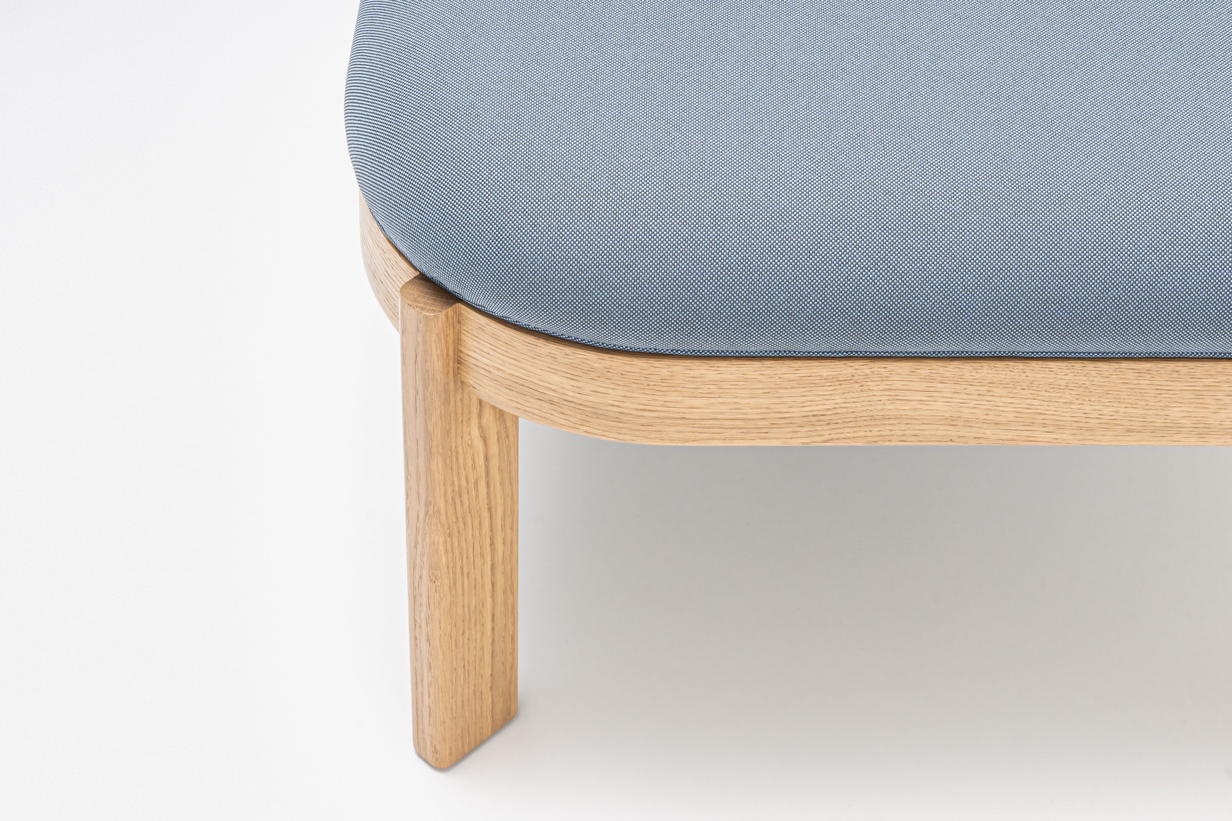 Čalouněná lavice s opěradlem RAMP dřevěná základna