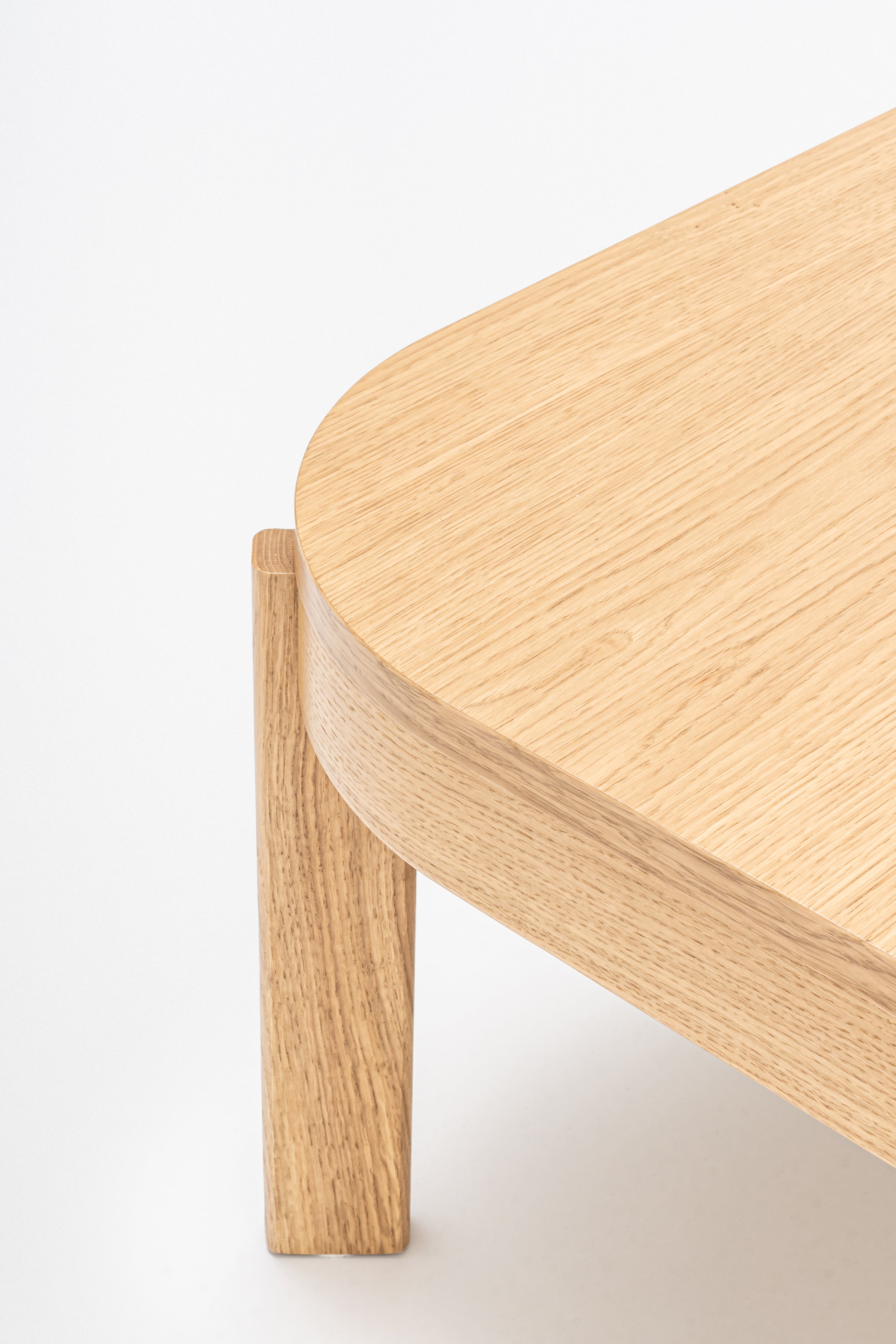 Čalouněná lavice s opěradlem RAMP dřevěná základna