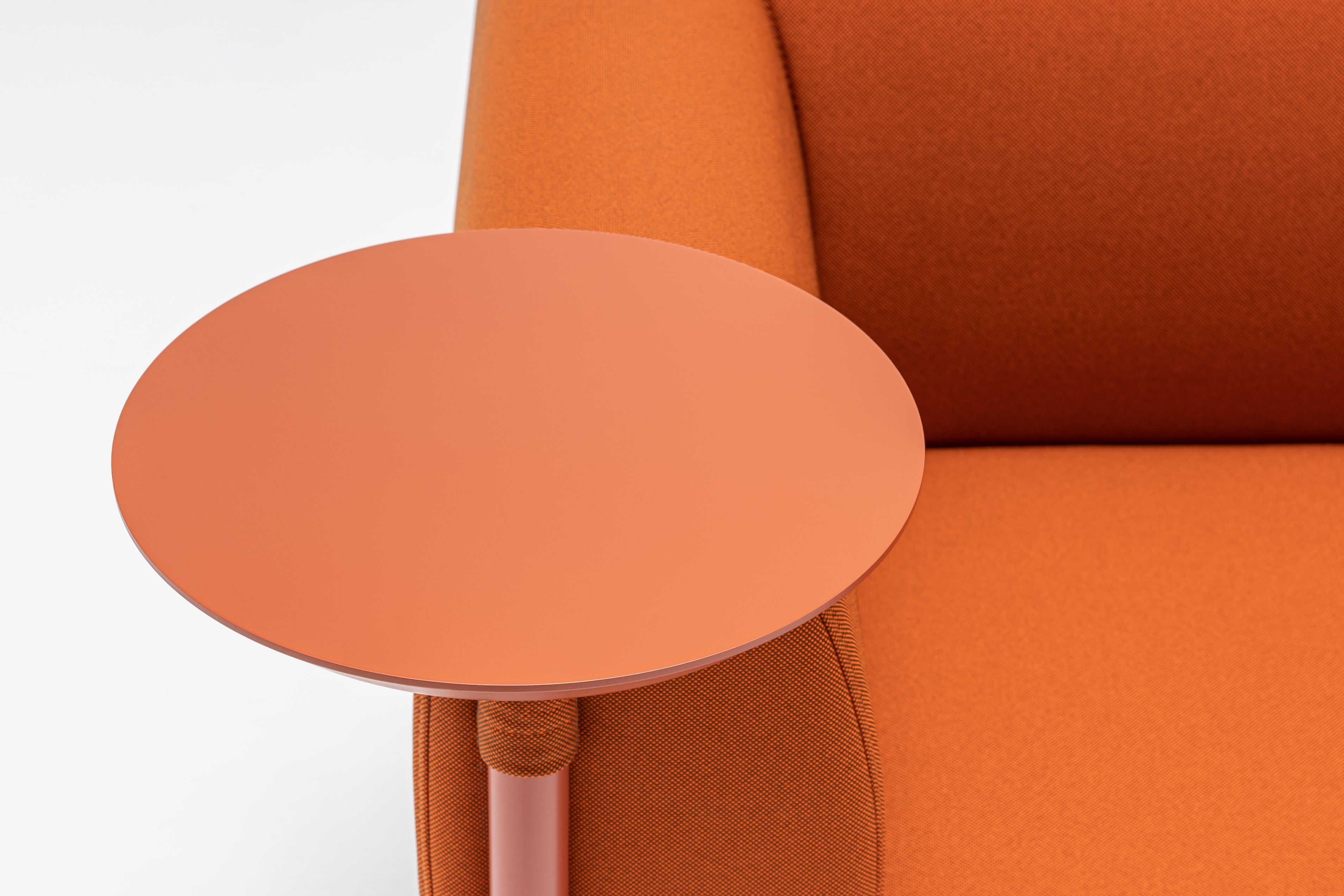 Nízké křeslo STILT čalouněné