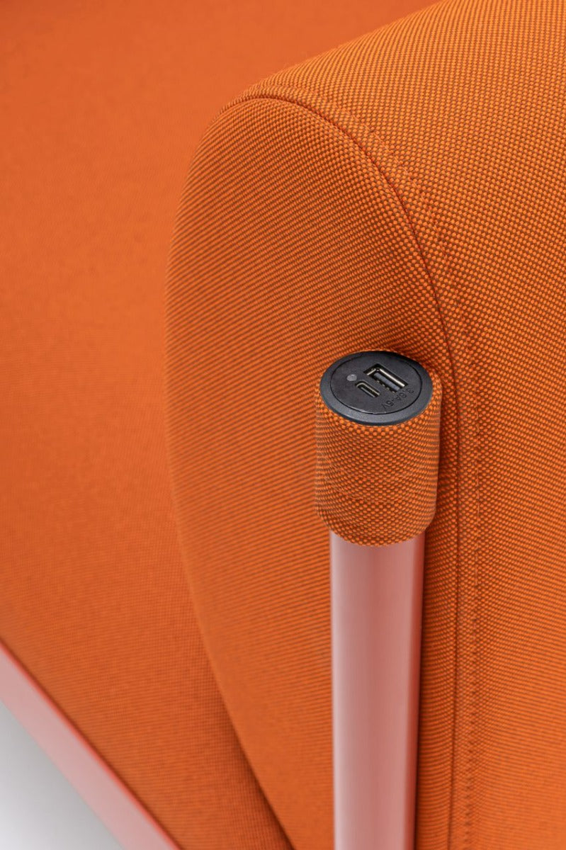 Nízké křeslo STILT čalouněné