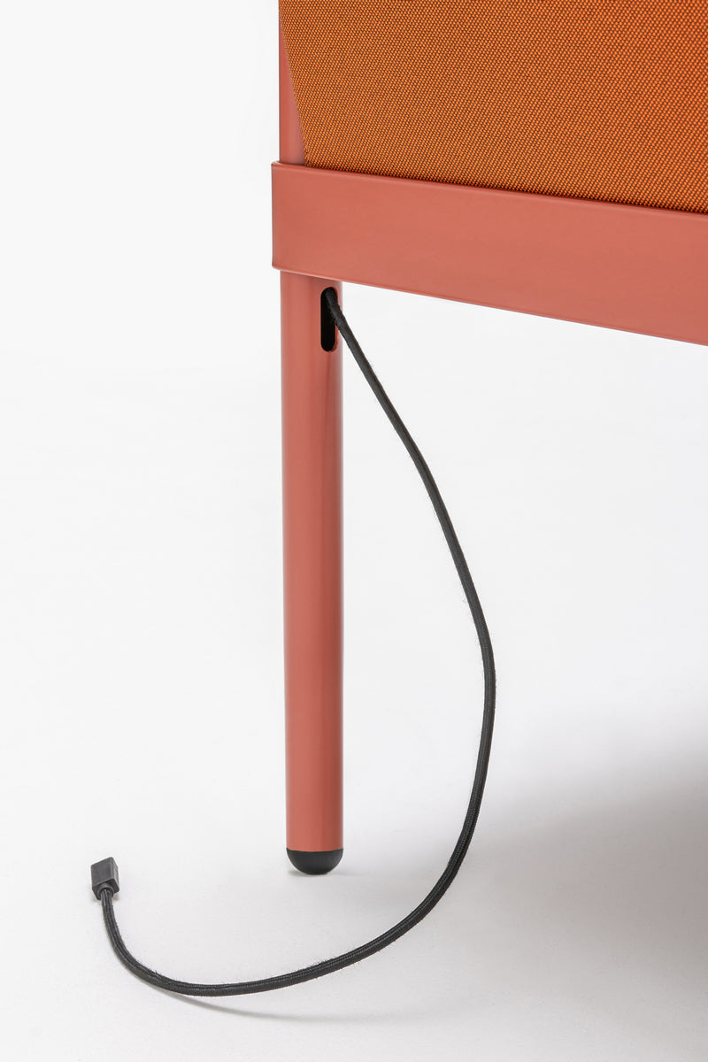 Nízké křeslo STILT čalouněné