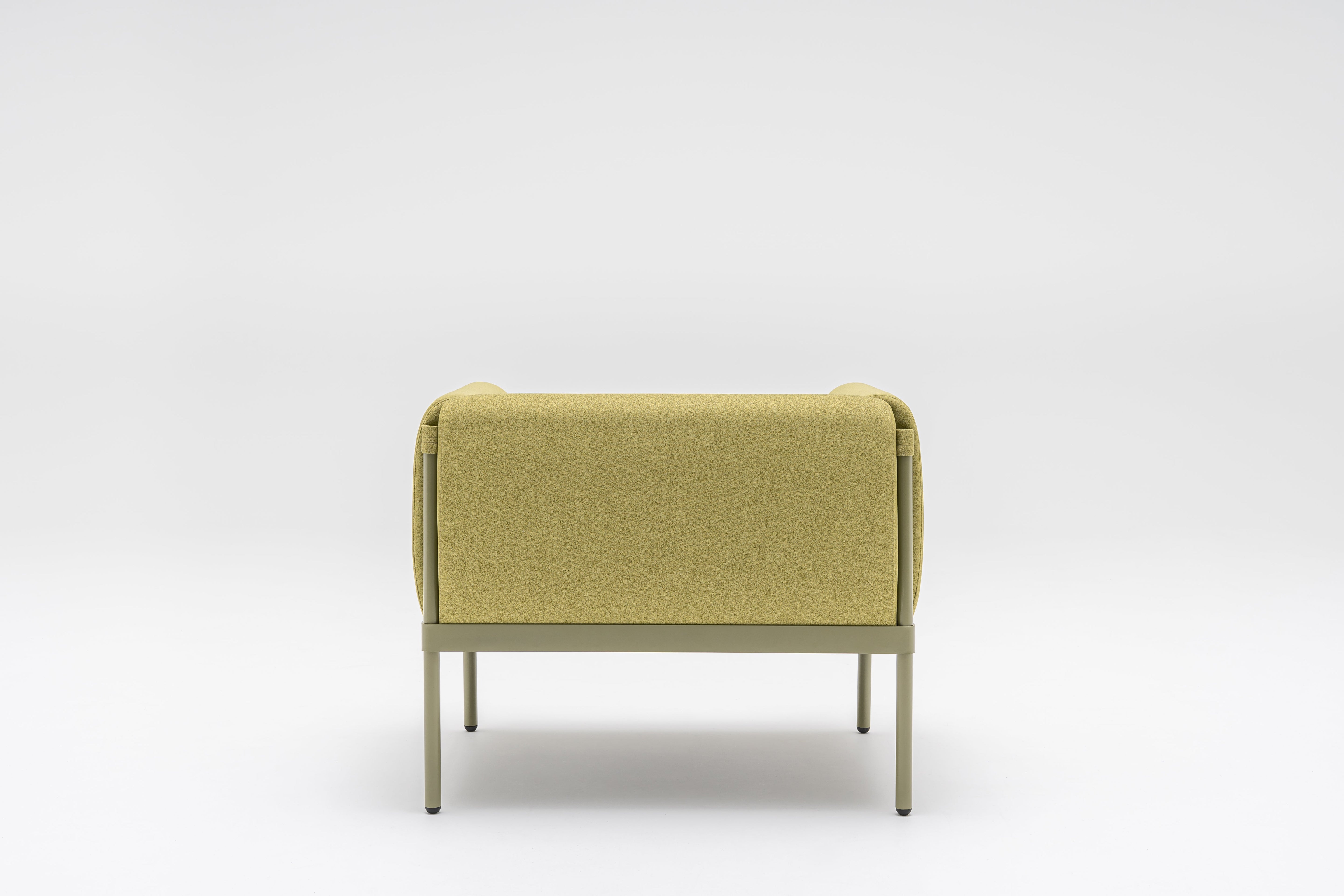 Nízké křeslo STILT čalouněné