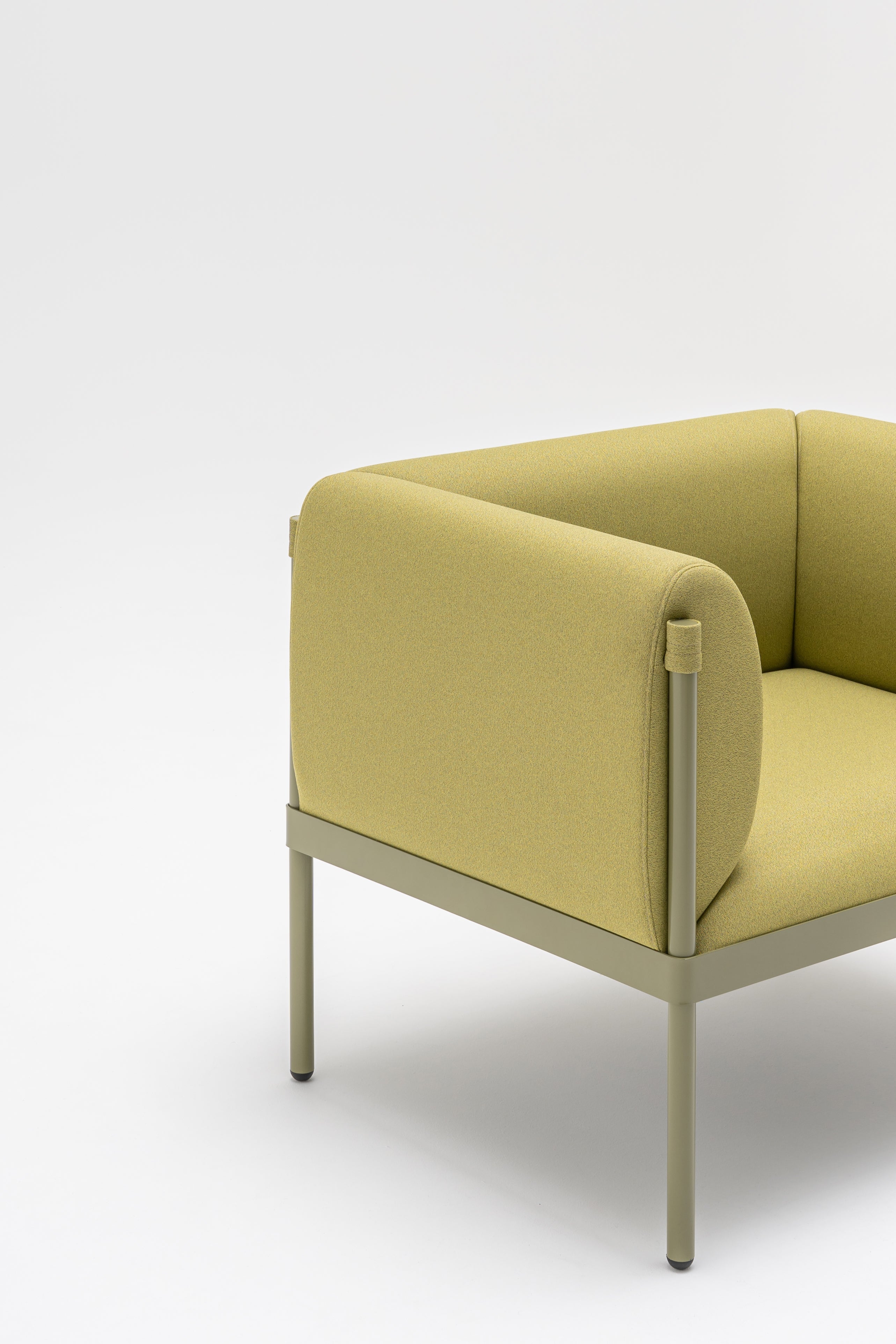 Nízké křeslo STILT čalouněné