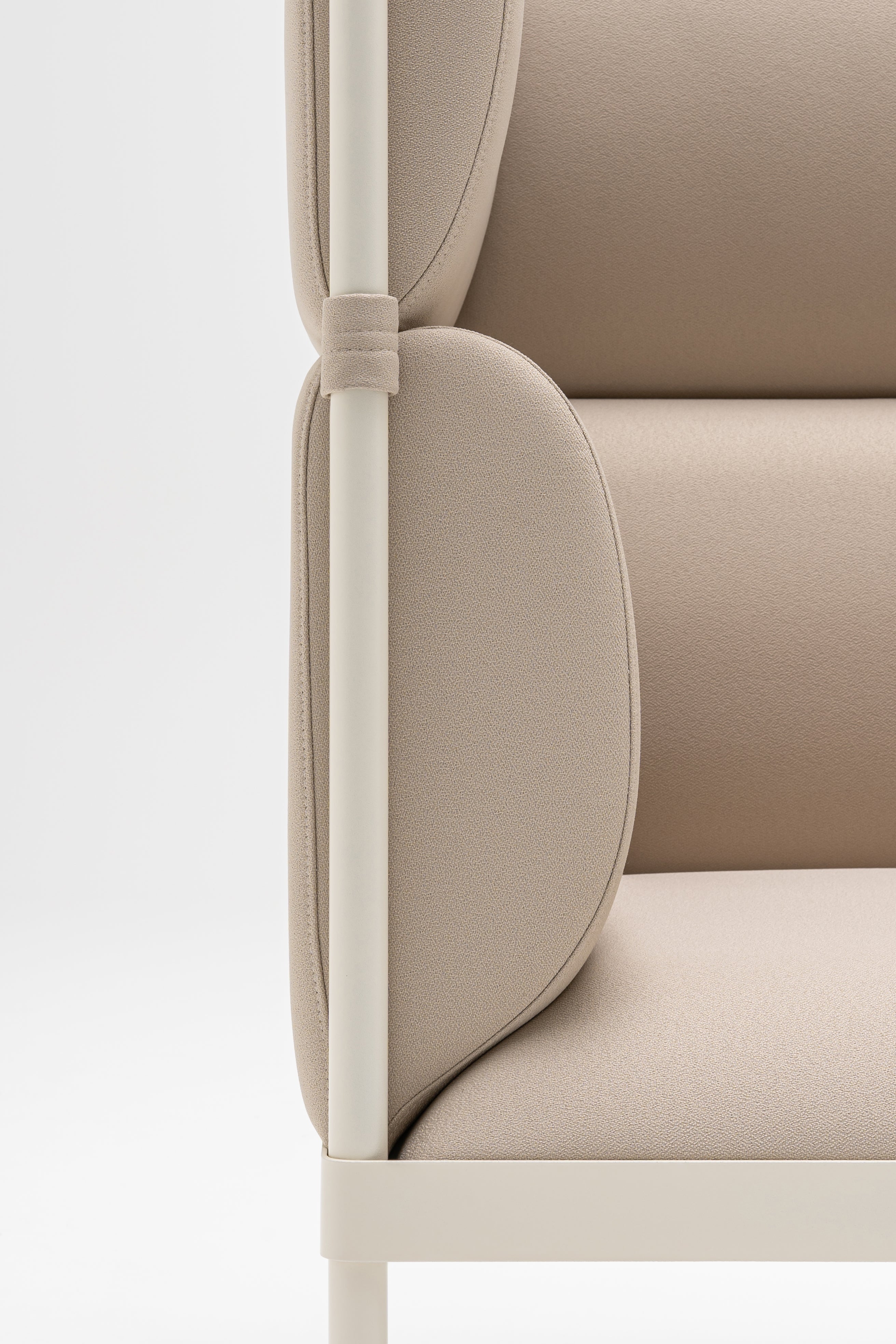 Vysoké křeslo STILT čalouněné