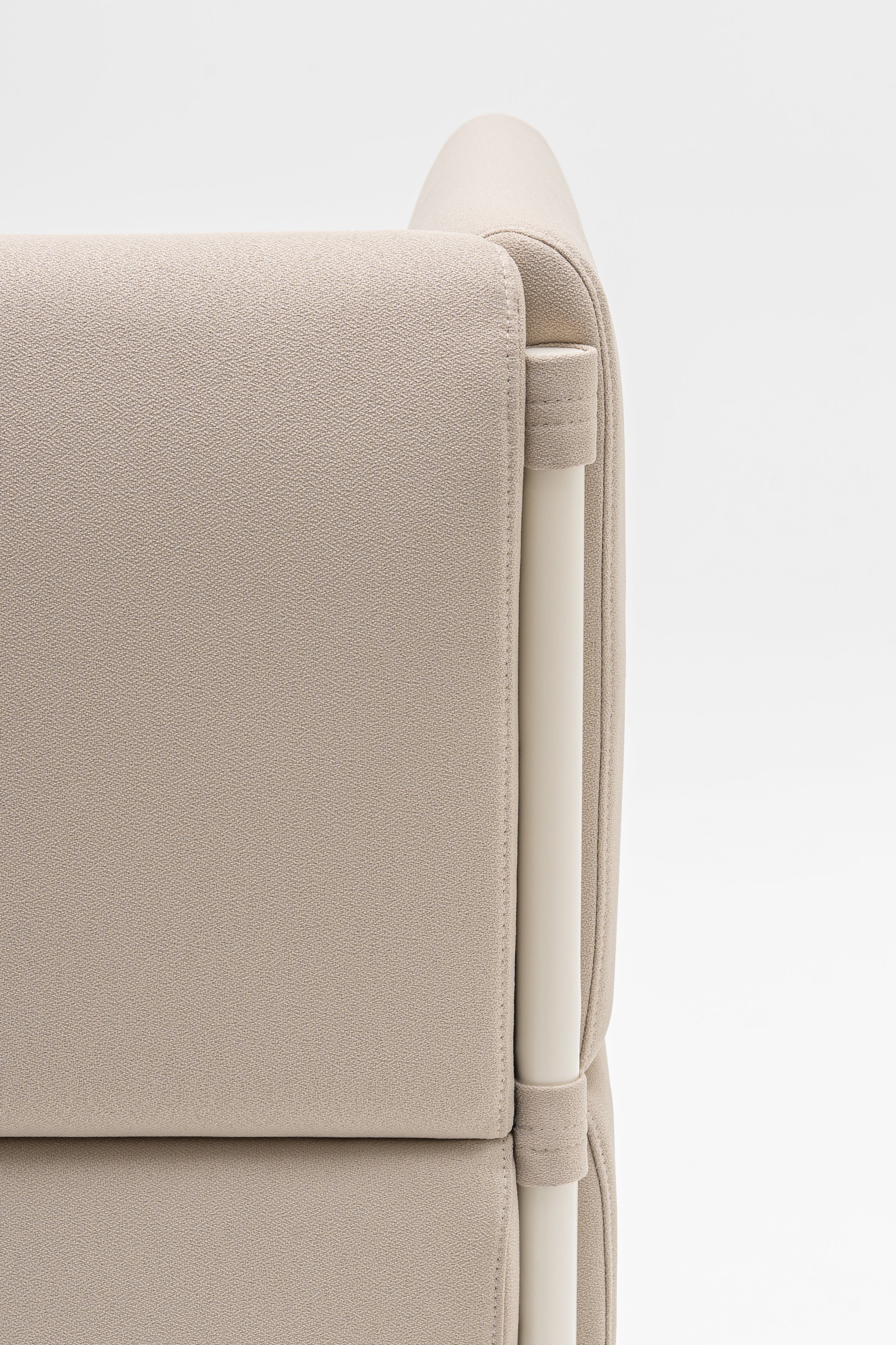 Vysoké křeslo STILT čalouněné