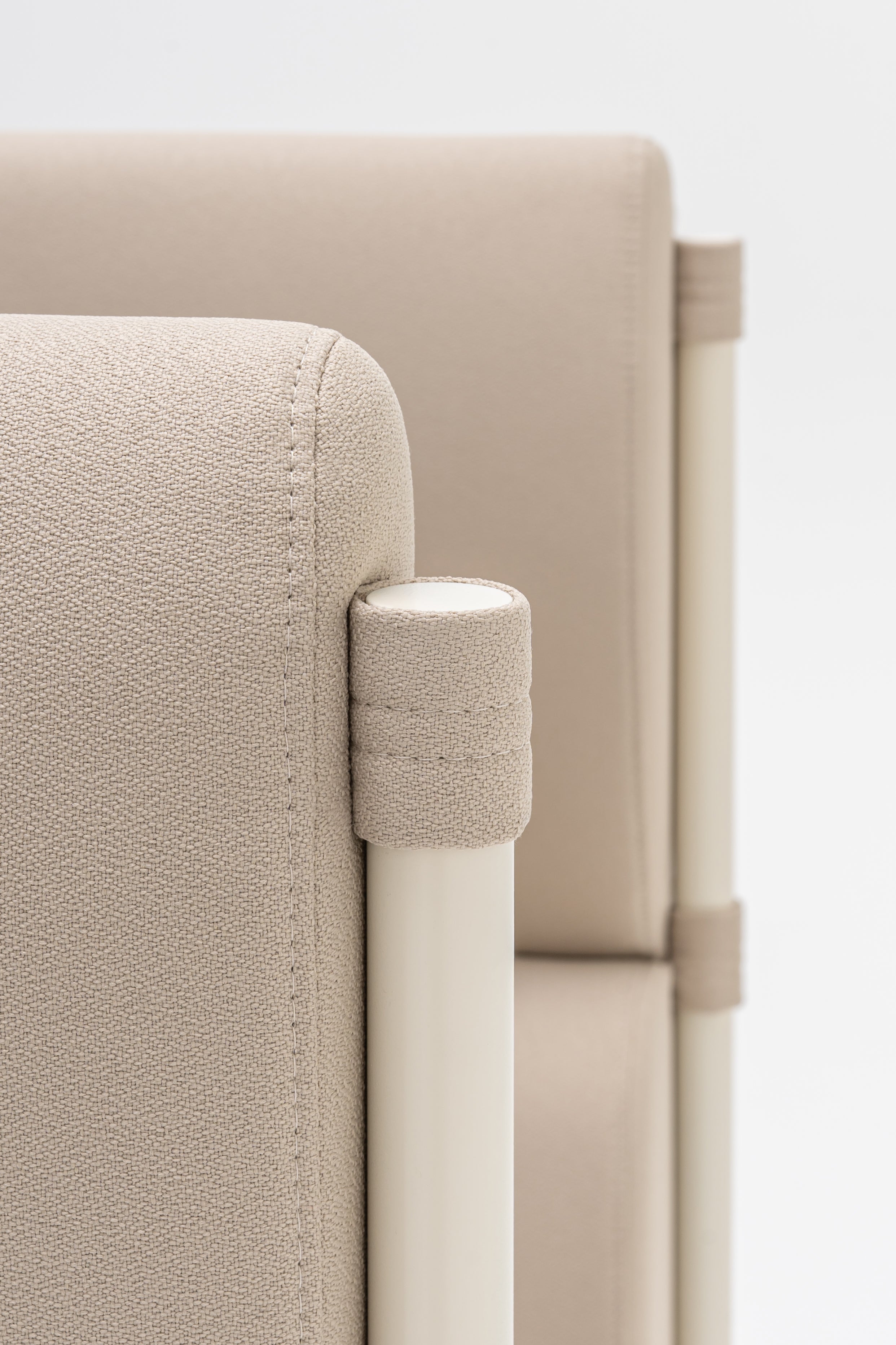 Vysoké křeslo STILT čalouněné