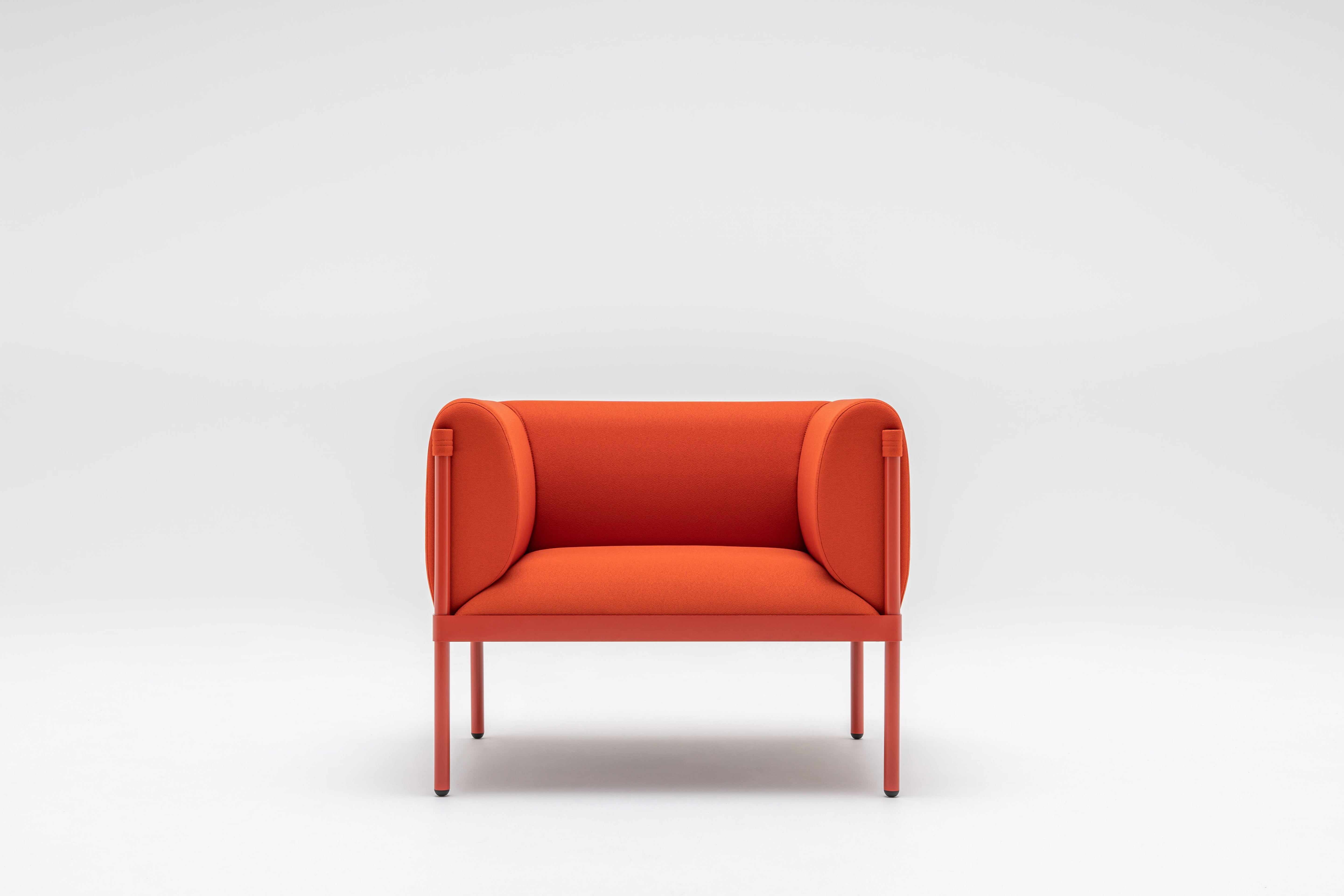 Nízké křeslo STILT čalouněné