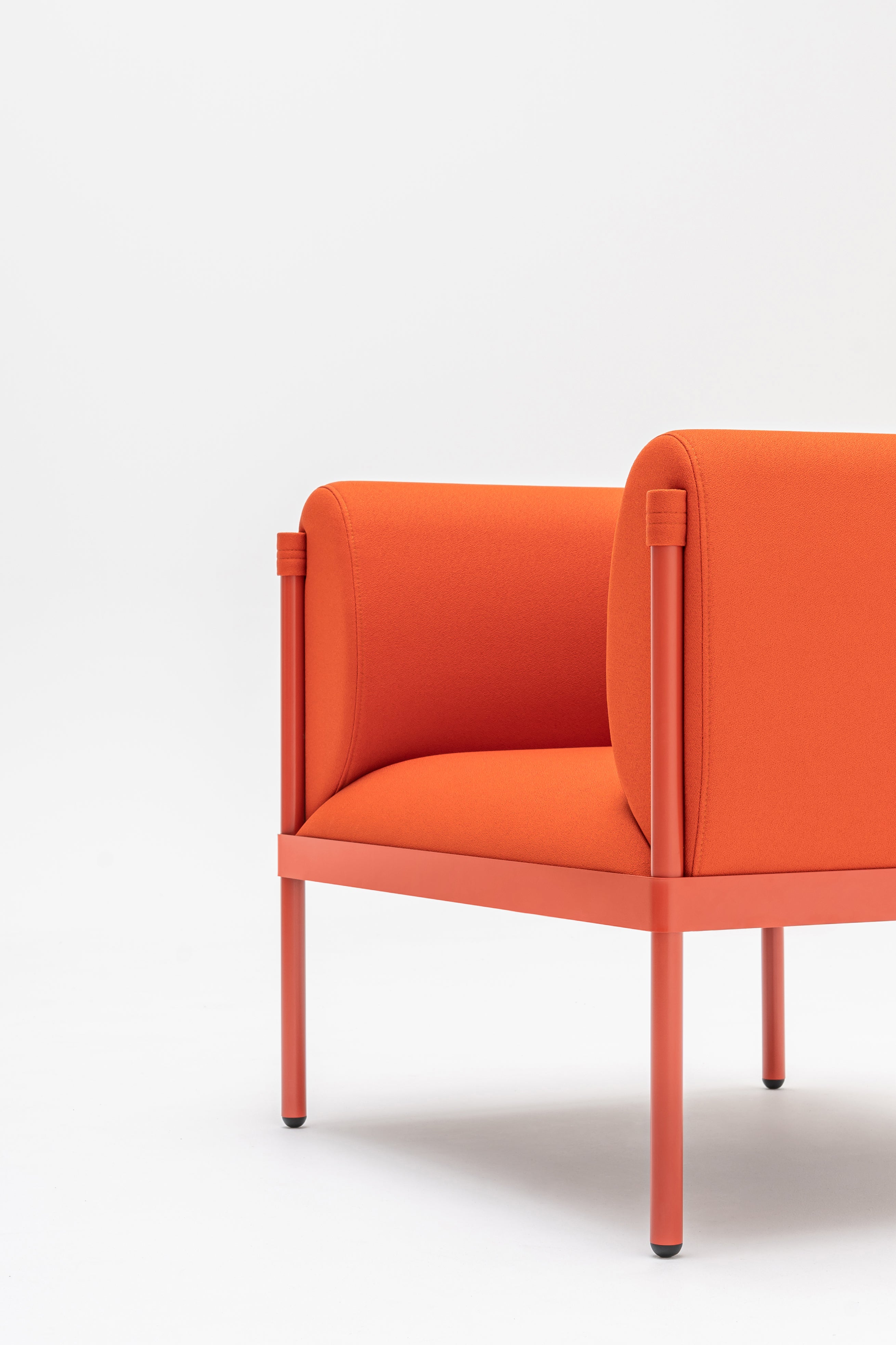 Nízké křeslo STILT čalouněné