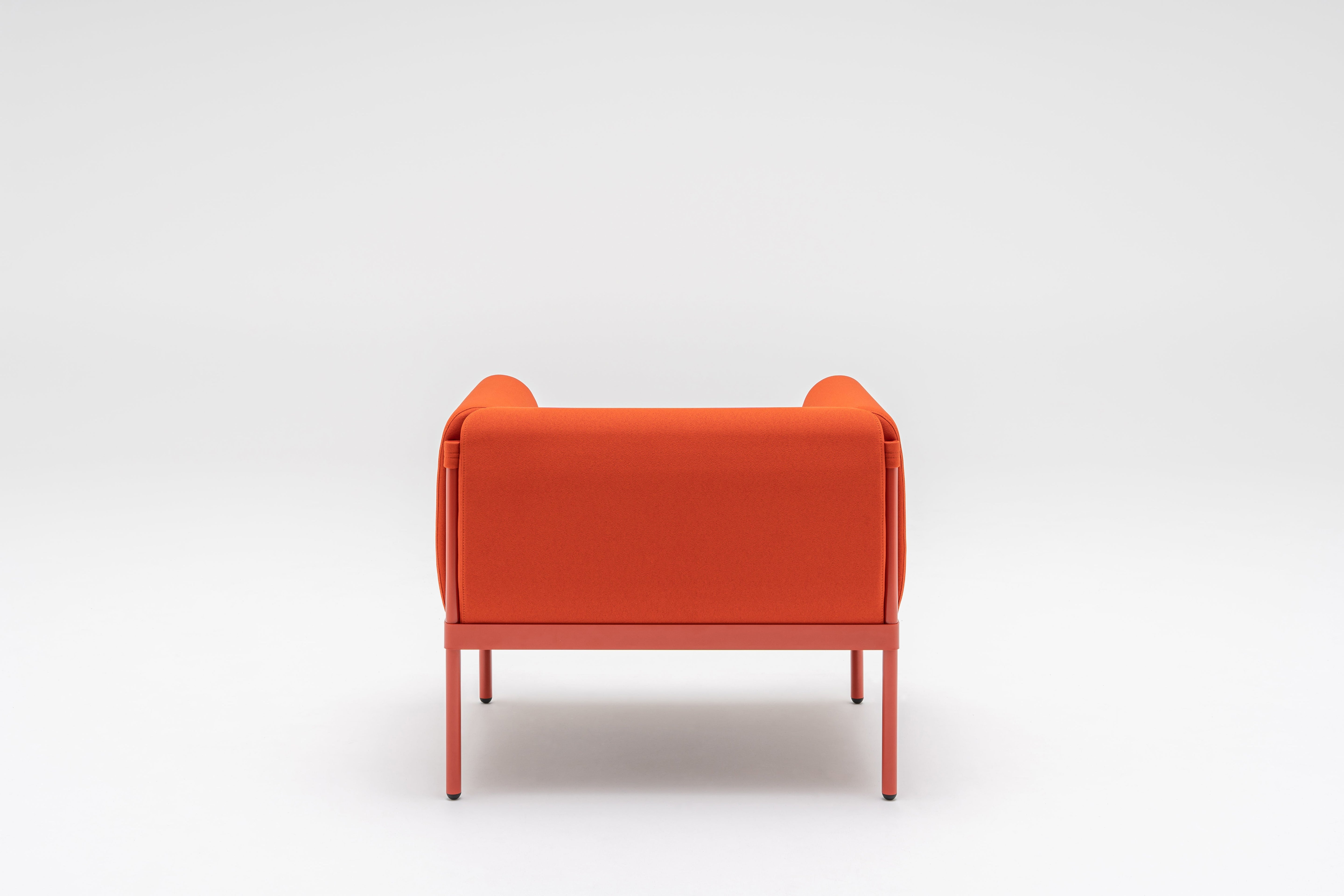 Nízké křeslo STILT čalouněné