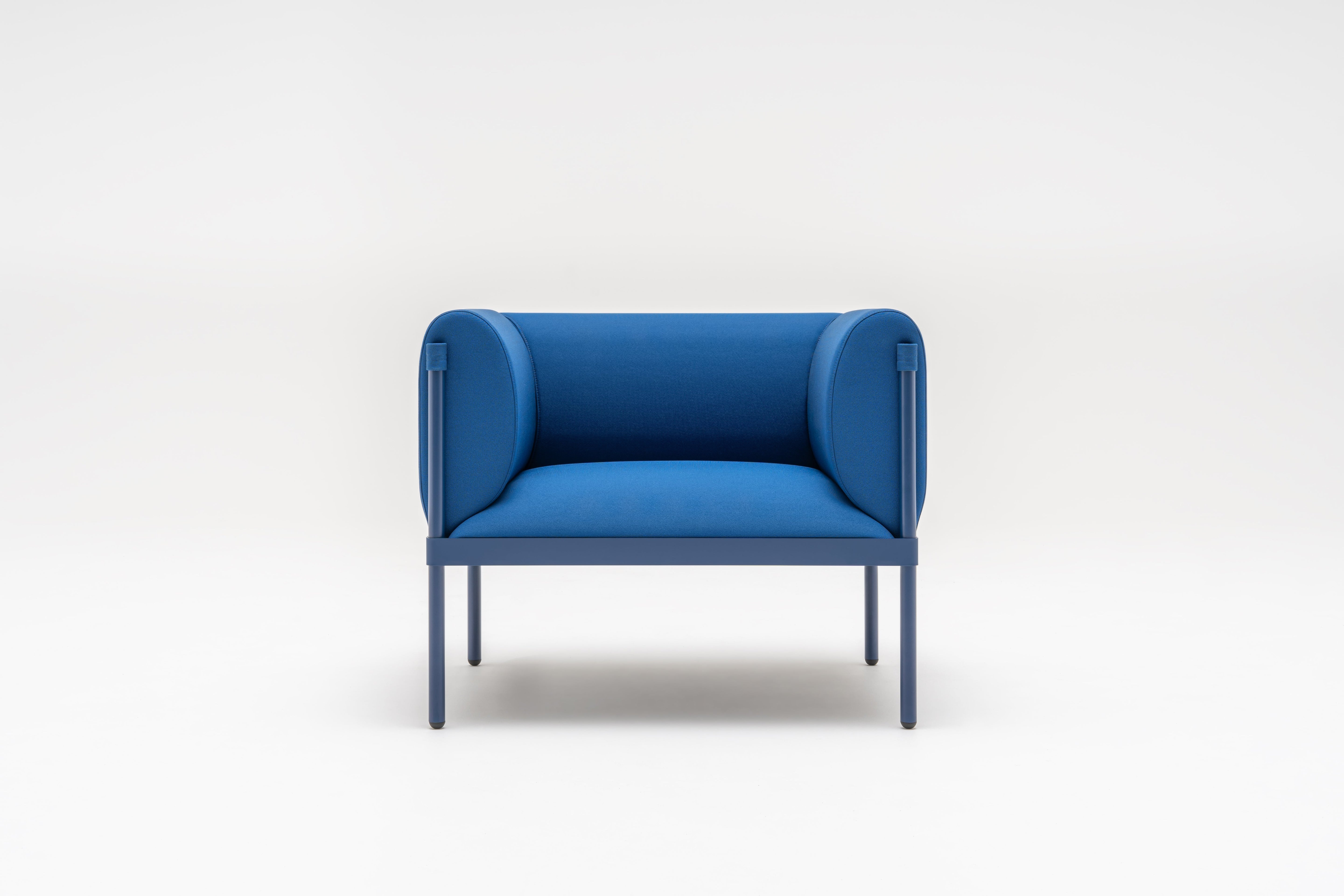 Nízké křeslo STILT čalouněné