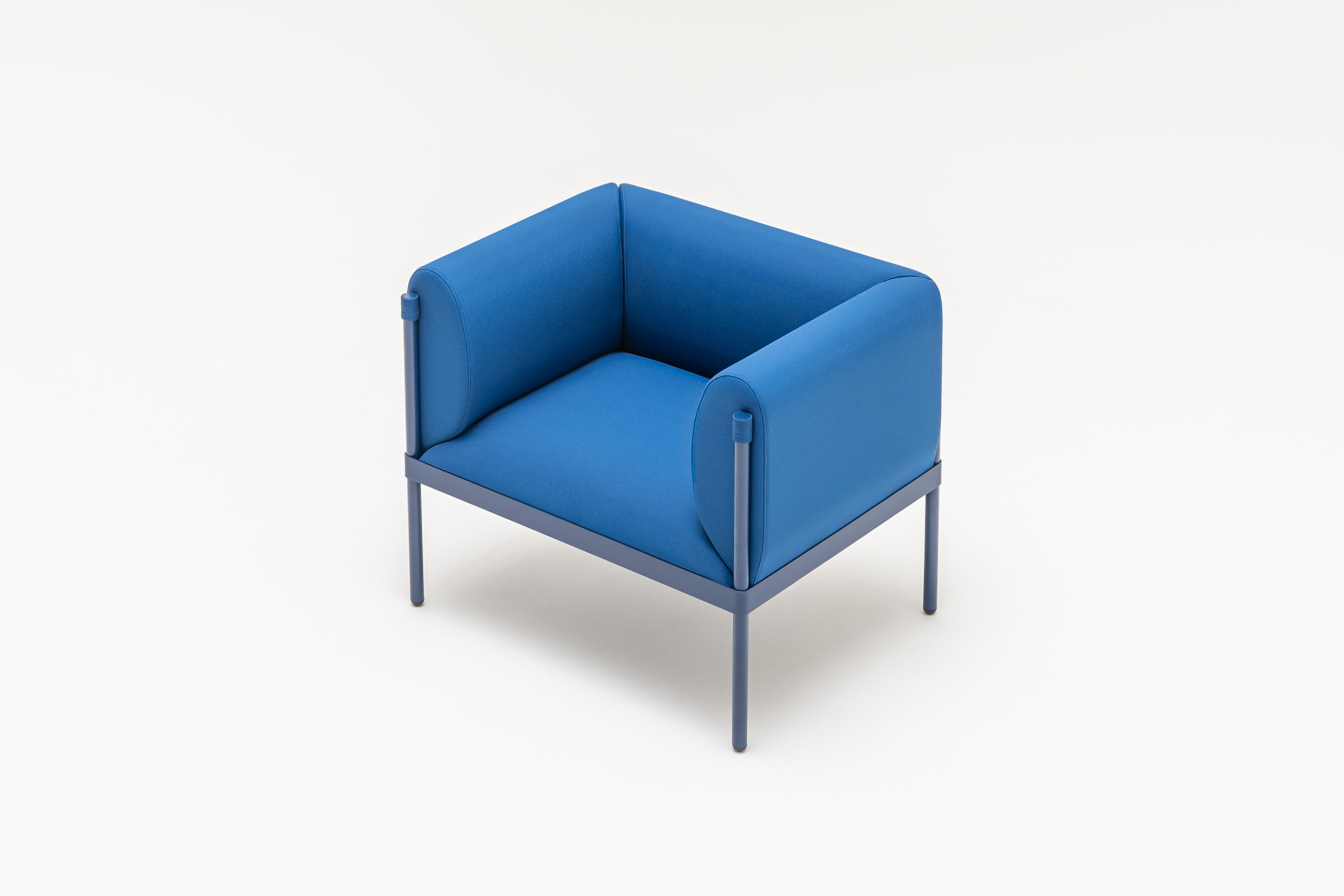 Nízké křeslo STILT čalouněné