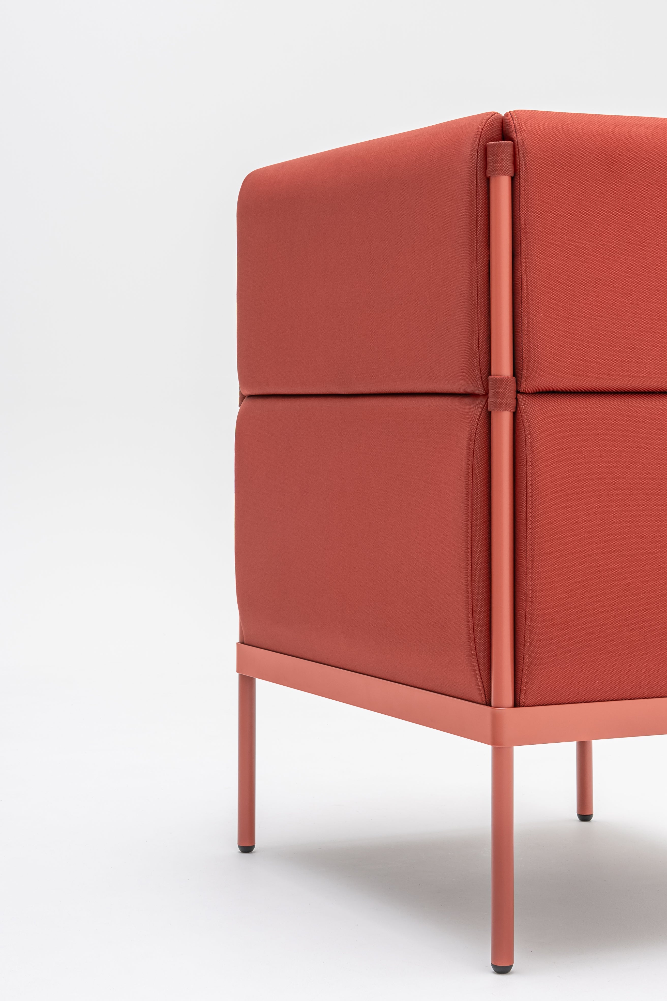 Vysoké křeslo STILT čalouněné