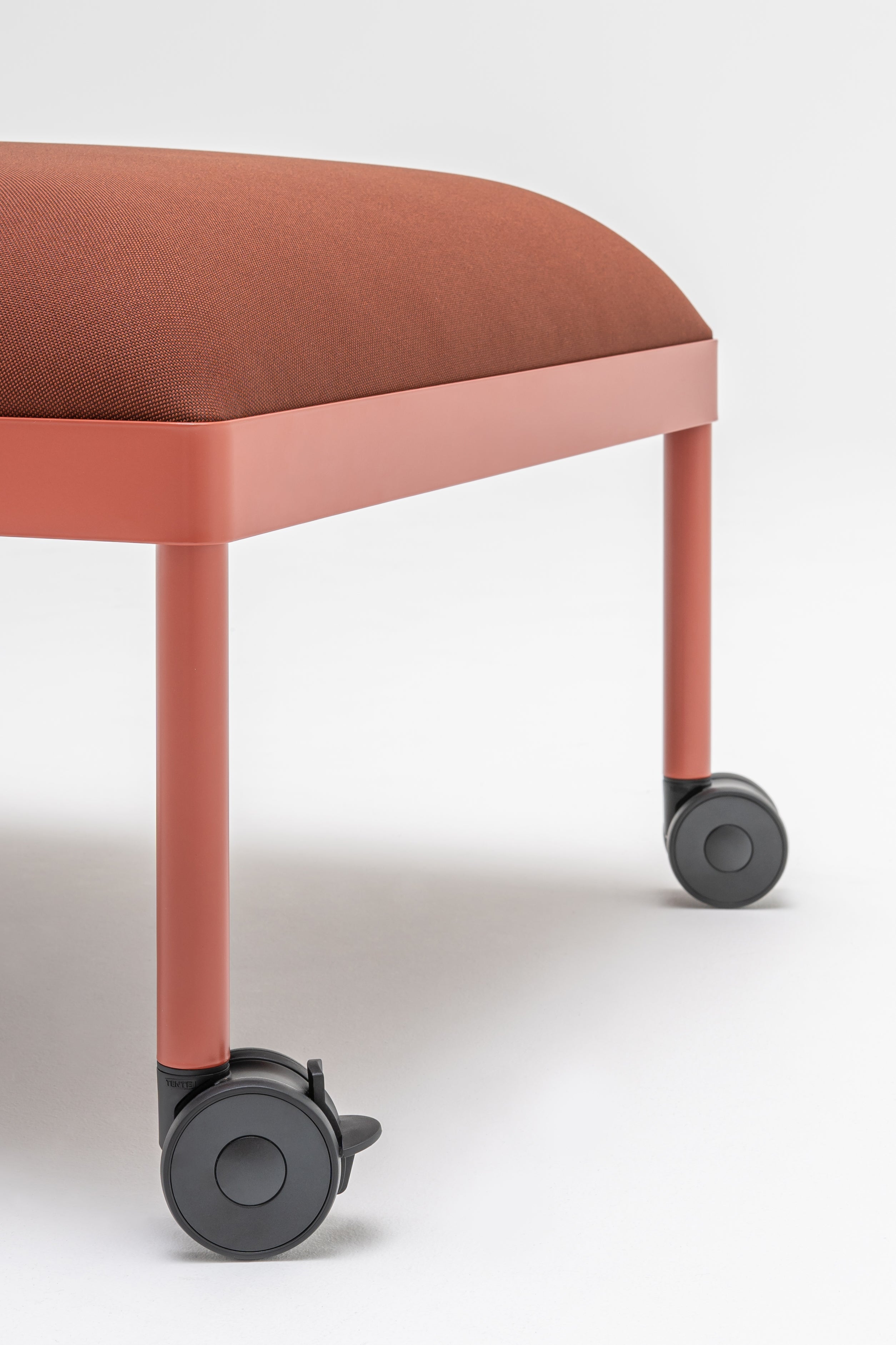 Puf STILT čalouněný