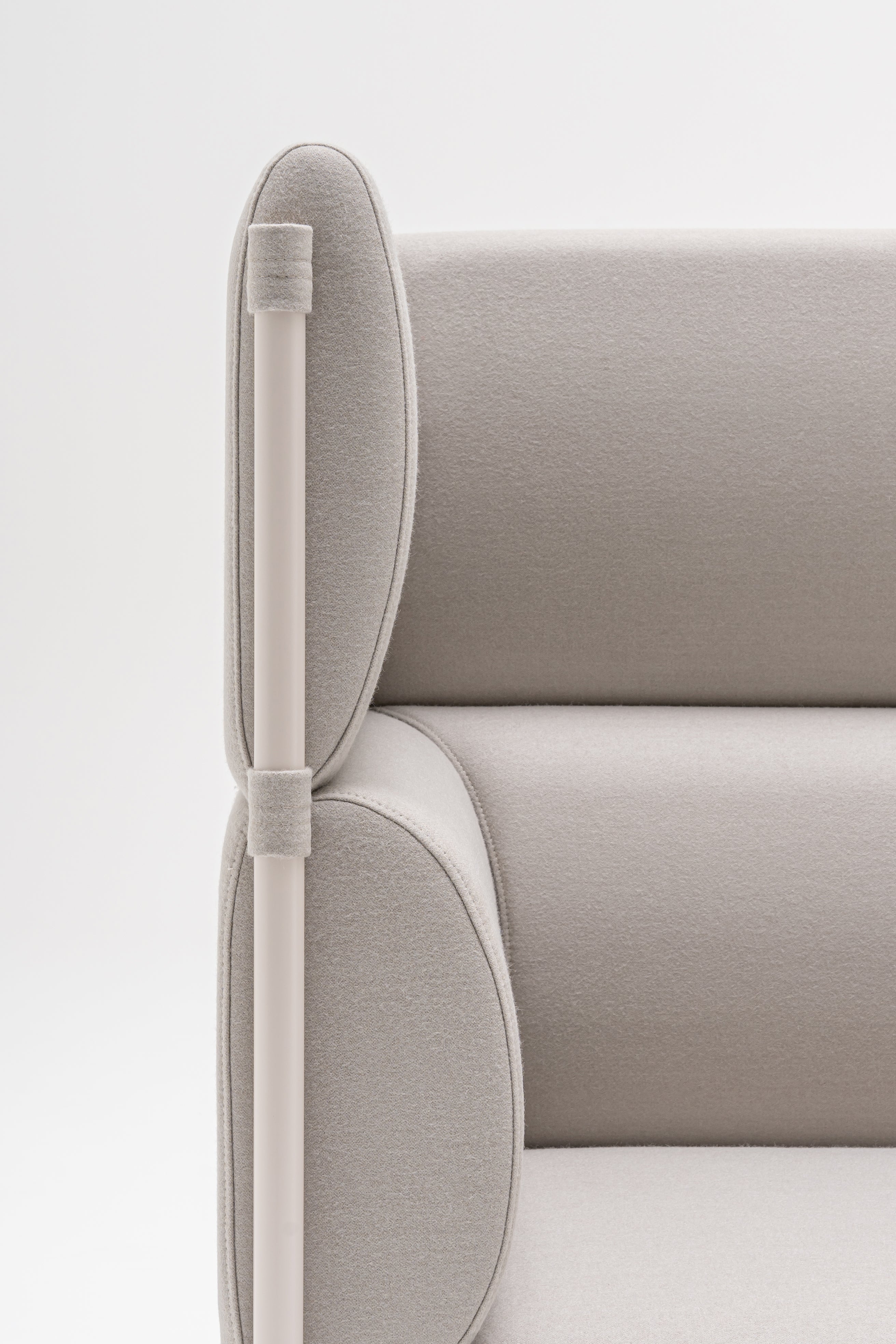 Pohovka 2-osobová vysoká STILT čalouněná