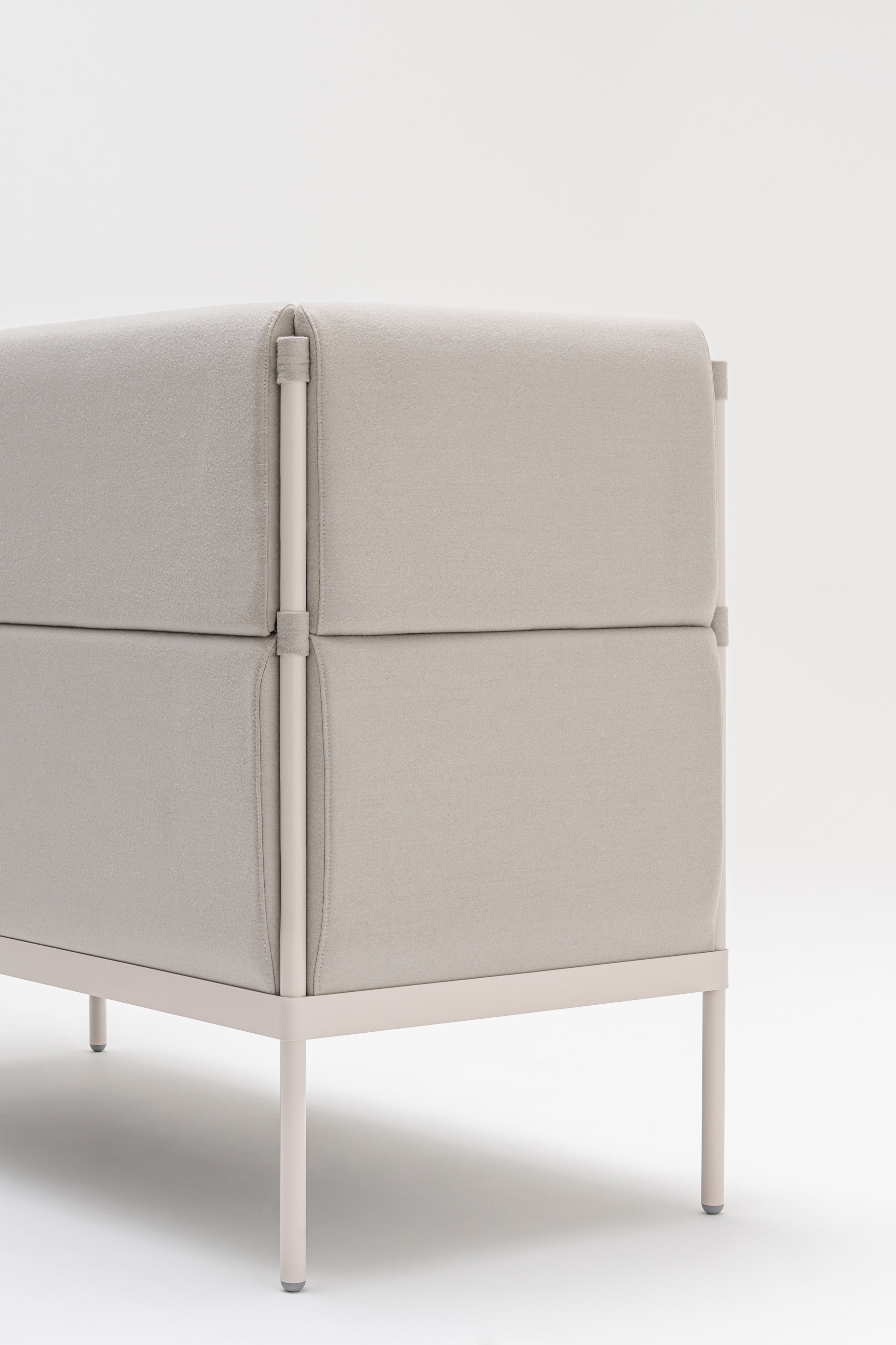 Pohovka 2-osobová vysoká STILT čalouněná