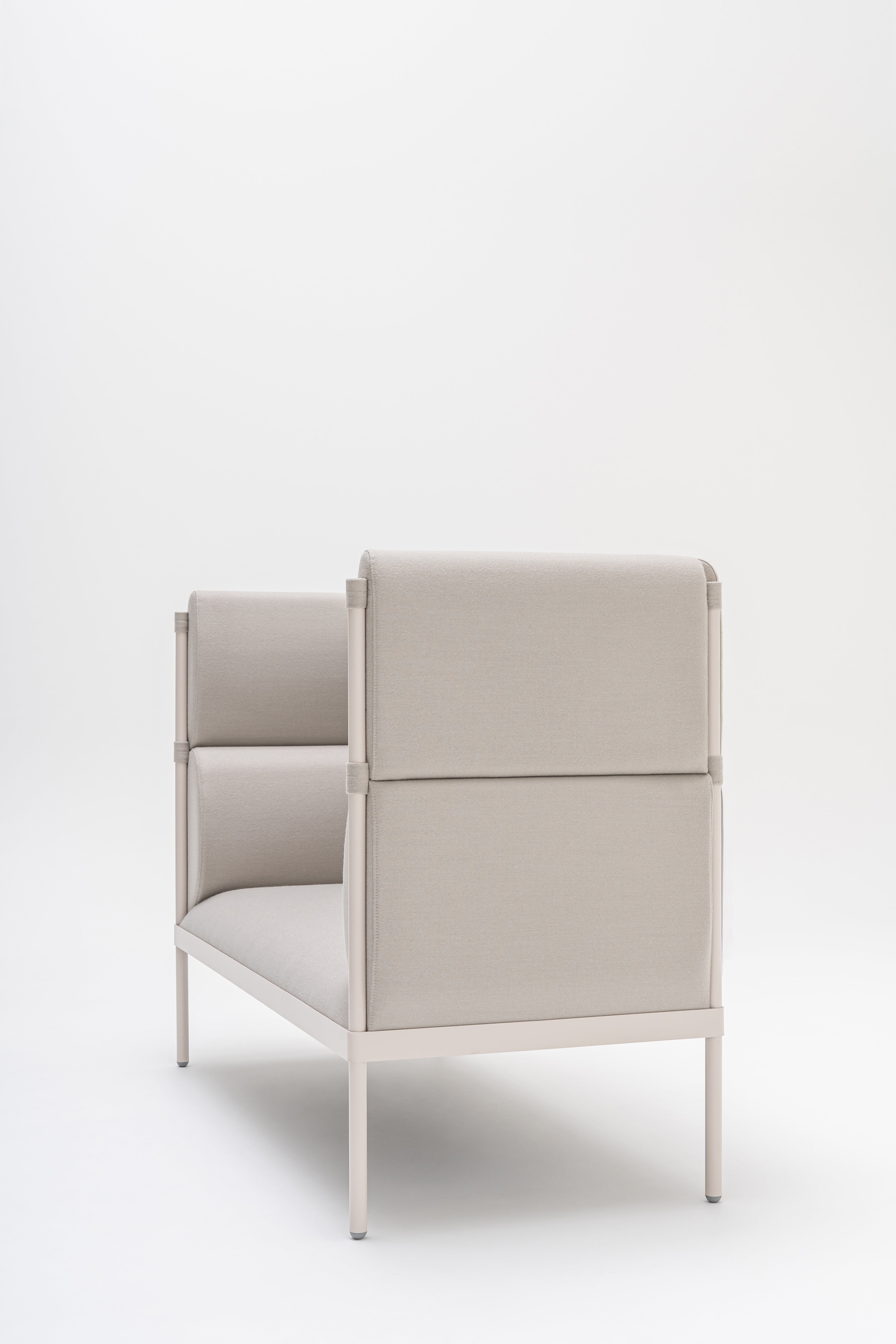 Pohovka 2-osobová vysoká STILT čalouněná